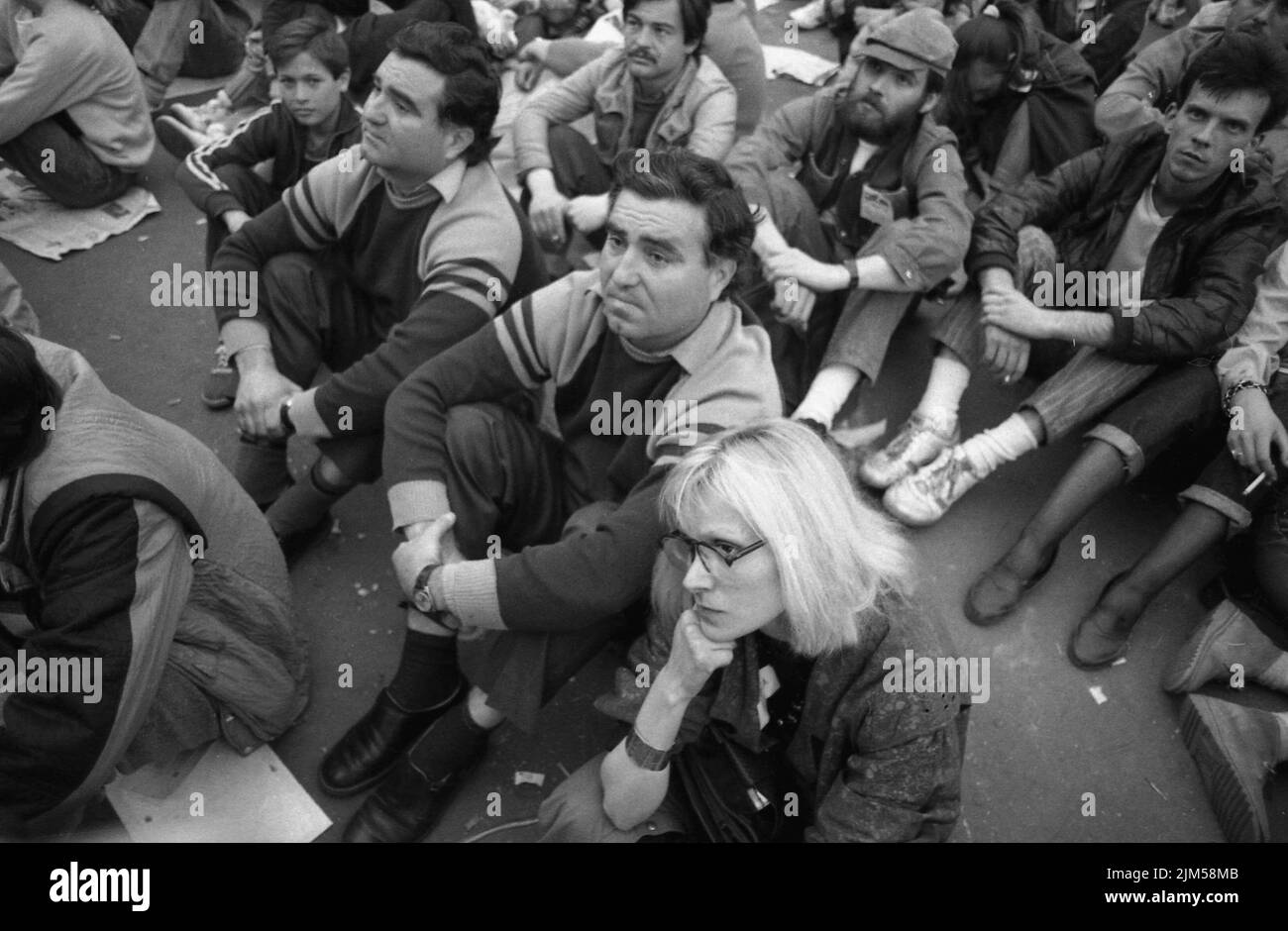 Bucarest, Romania, aprile 1990. 'Golaniada', una grande protesta anti-comunismo in Piazza dell'Università dopo la Rivoluzione rumena del 1989. La gente si riunì ogni giorno per protestare contro gli ex comunisti che presero il potere dopo la Rivoluzione. La richiesta principale era che nessun ex membro del partito fosse autorizzato a correre nelle elezioni del maggio 20th. Foto Stock