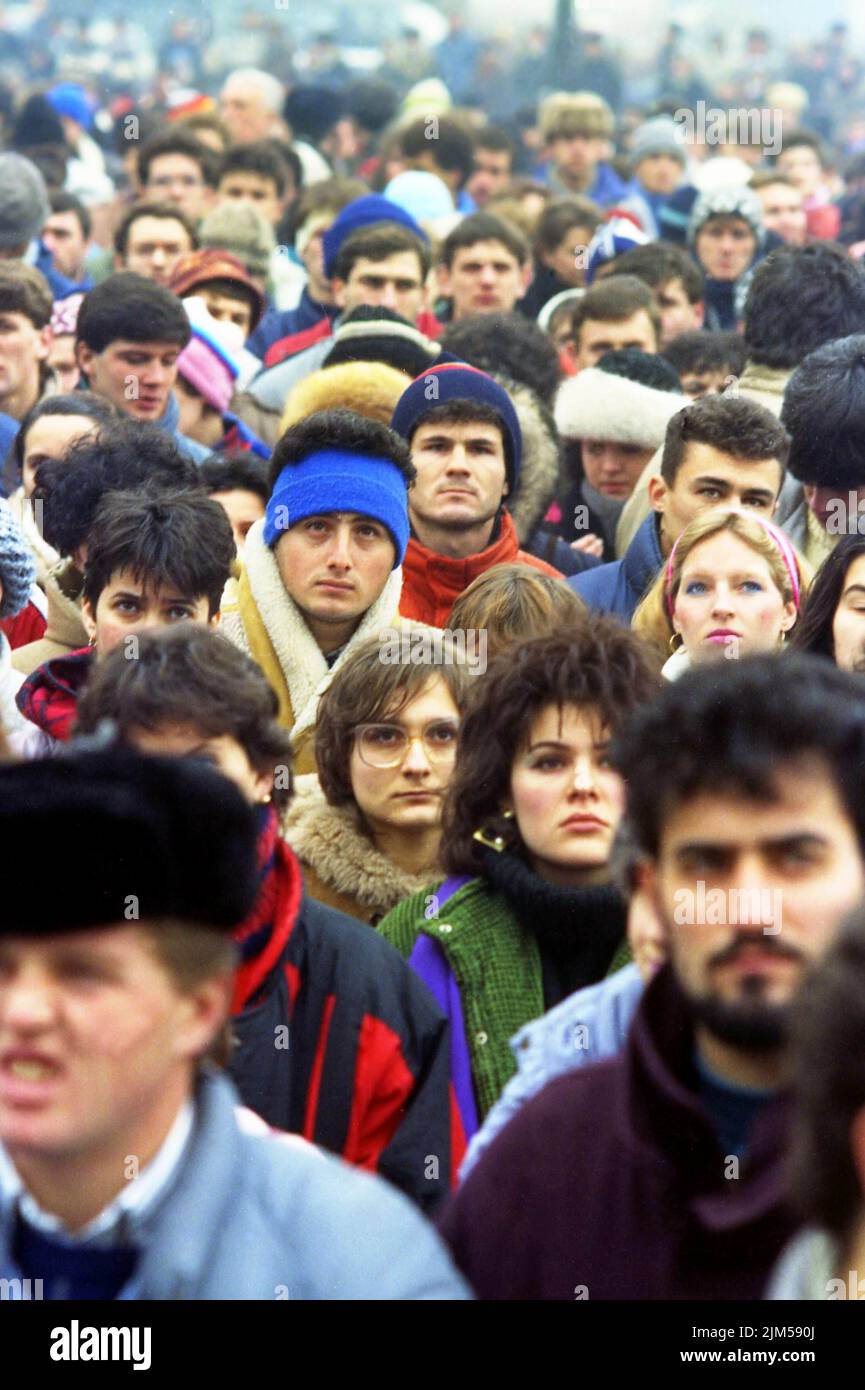 Bucarest, Romania, gennaio 1990. Rally in Piazza dell'Università dopo la Rivoluzione rumena del 1989. La gente si riunirebbe ogni giorno per protestare contro i funzionari ex comunisti che hanno preso il potere dopo la Rivoluzione. Foto Stock