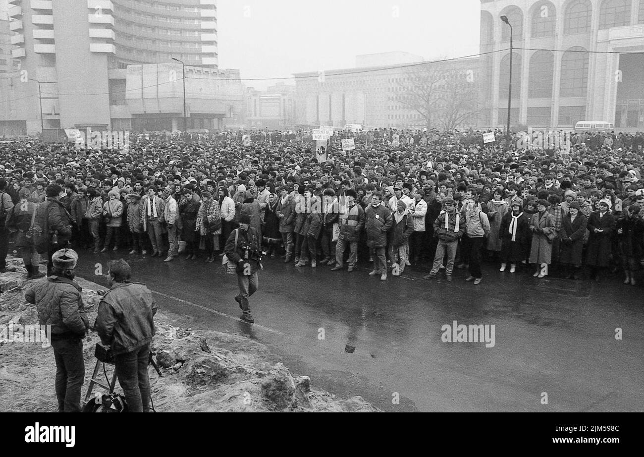 Bucarest, Romania, gennaio 1990. Rally in Piazza dell'Università dopo la Rivoluzione rumena del 1989. La gente si riunirebbe ogni giorno per protestare contro i funzionari ex comunisti che hanno preso il potere dopo la Rivoluzione. Foto Stock