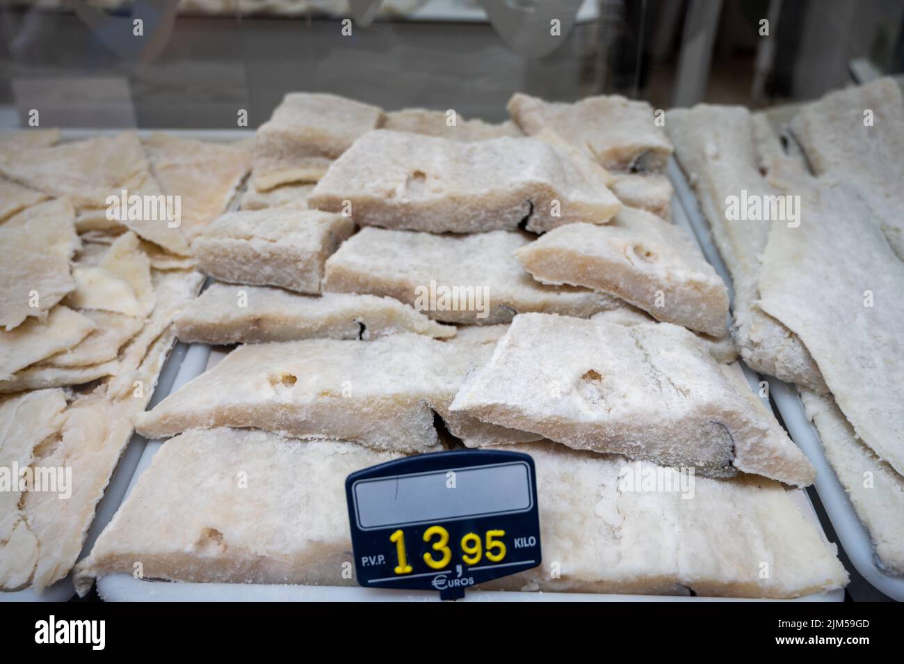 Merluzzo bianco salato e essiccato di bacalao, pesce tradizionale spagnolo conservato in mostra in negozio di pesce Foto Stock