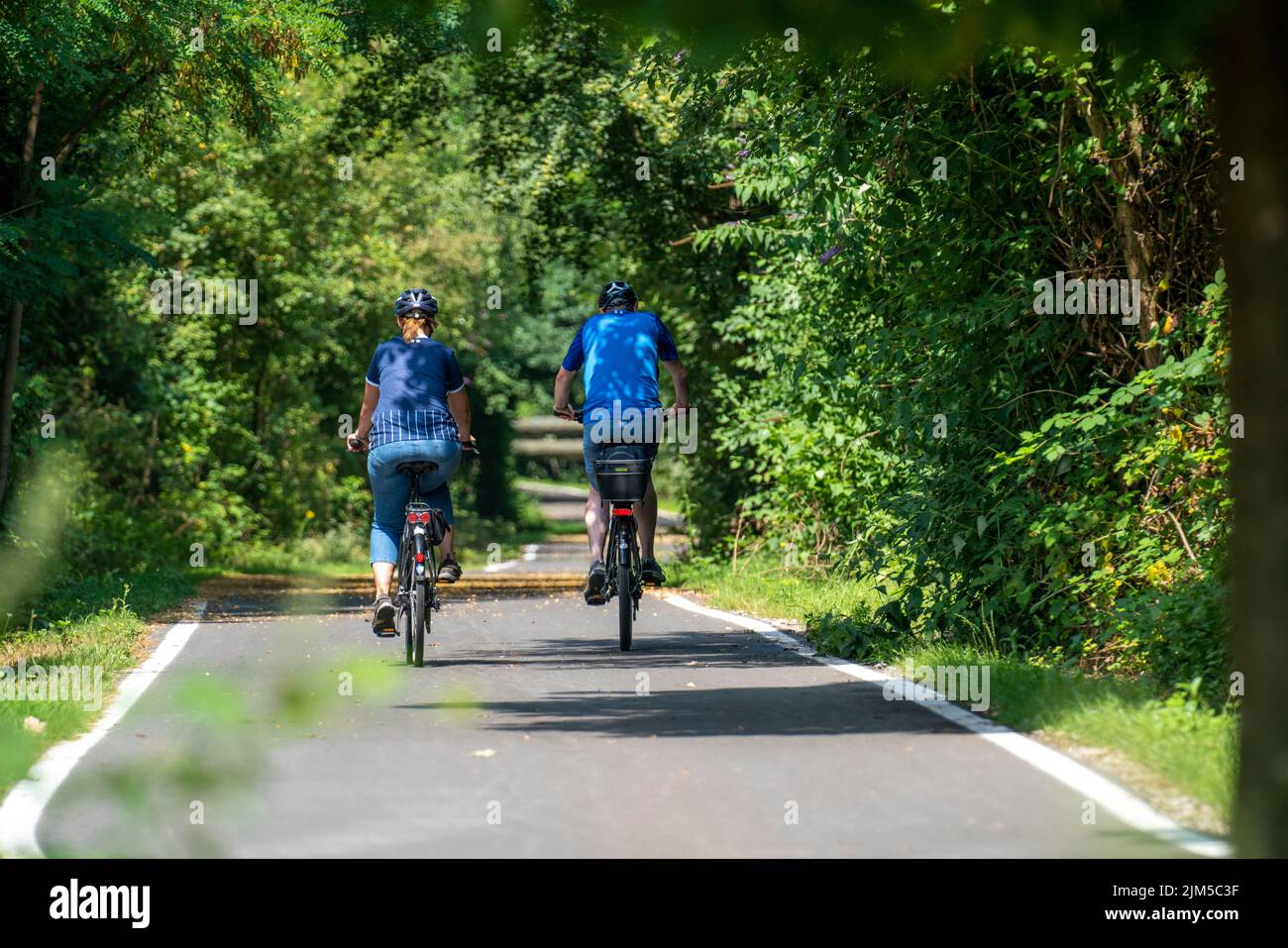 In bicicletta nella zona della Ruhr, Lothringentrasse, nel nord di Bochum, Bochum-Grumme, ex linea ferroviaria, collega le piste ciclabili sud con il NOR Foto Stock