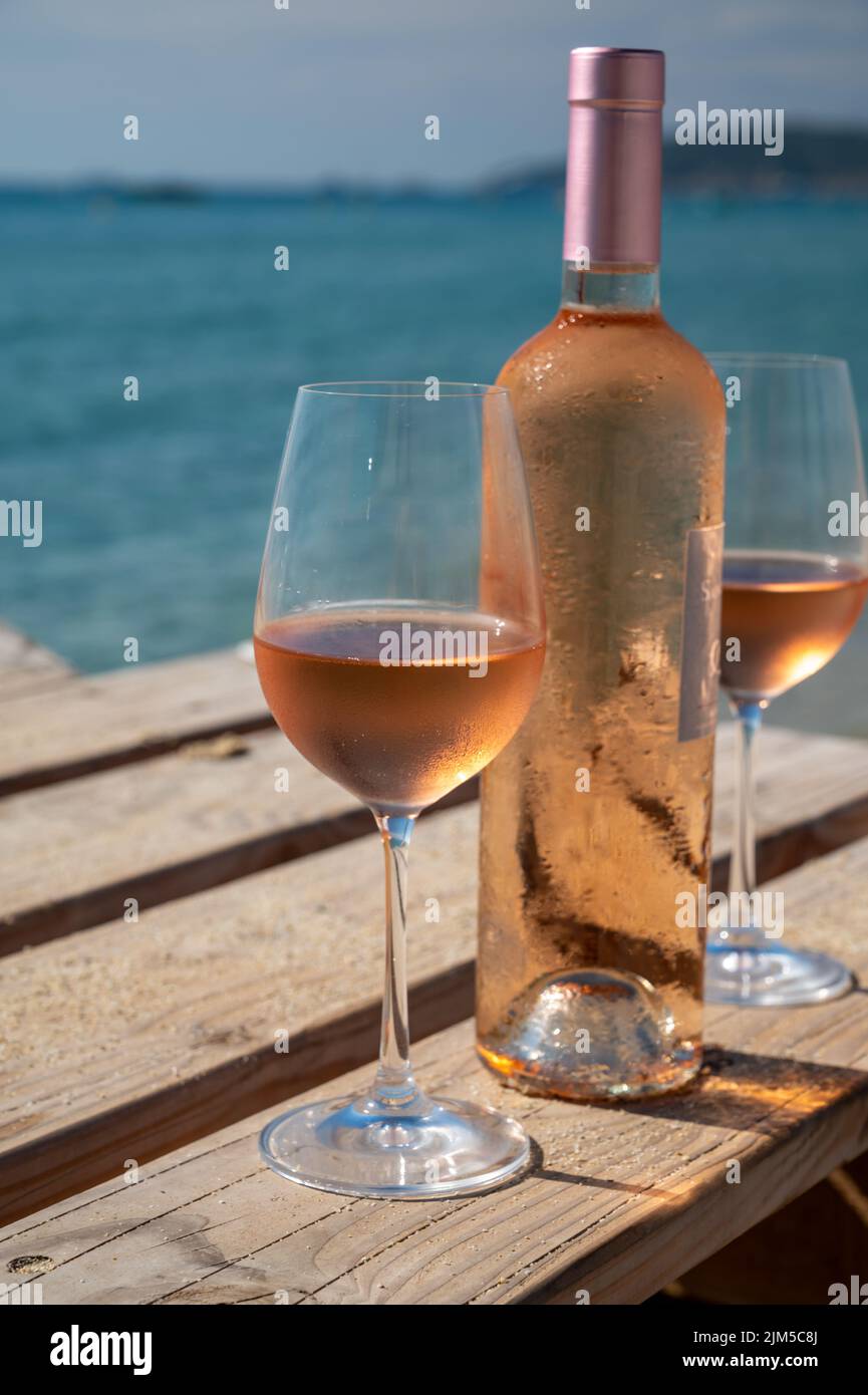 Due Bicchieri Di Vino Alla Spiaggia Immagine Stock - Immagine di vino