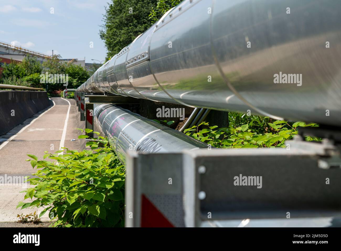 Tubazioni di teleriscaldamento dalla centrale di teleriscaldamento alle famiglie con teleriscaldamento, produzione di acqua calda, Bochum, NRW, G Foto Stock