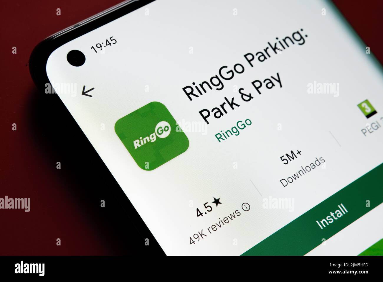 L'app RingGo è visualizzata in Google Play Store sullo schermo dello smartphone su sfondo rosso. Foto ravvicinata con messa a fuoco selettiva. Stafford, Regno Unito, Foto Stock