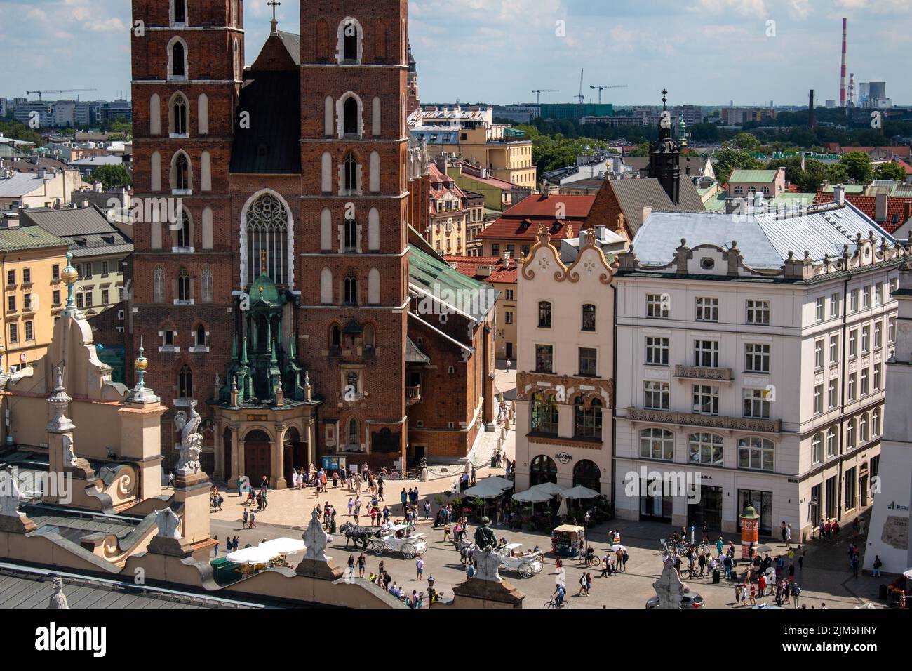Cracovia, Polonia, Luglio 15th 2022 - Basilica di Santa Maria e la piazza del mercato nel centro storico della città, la vista dalla Torre del Municipio. Foto Stock