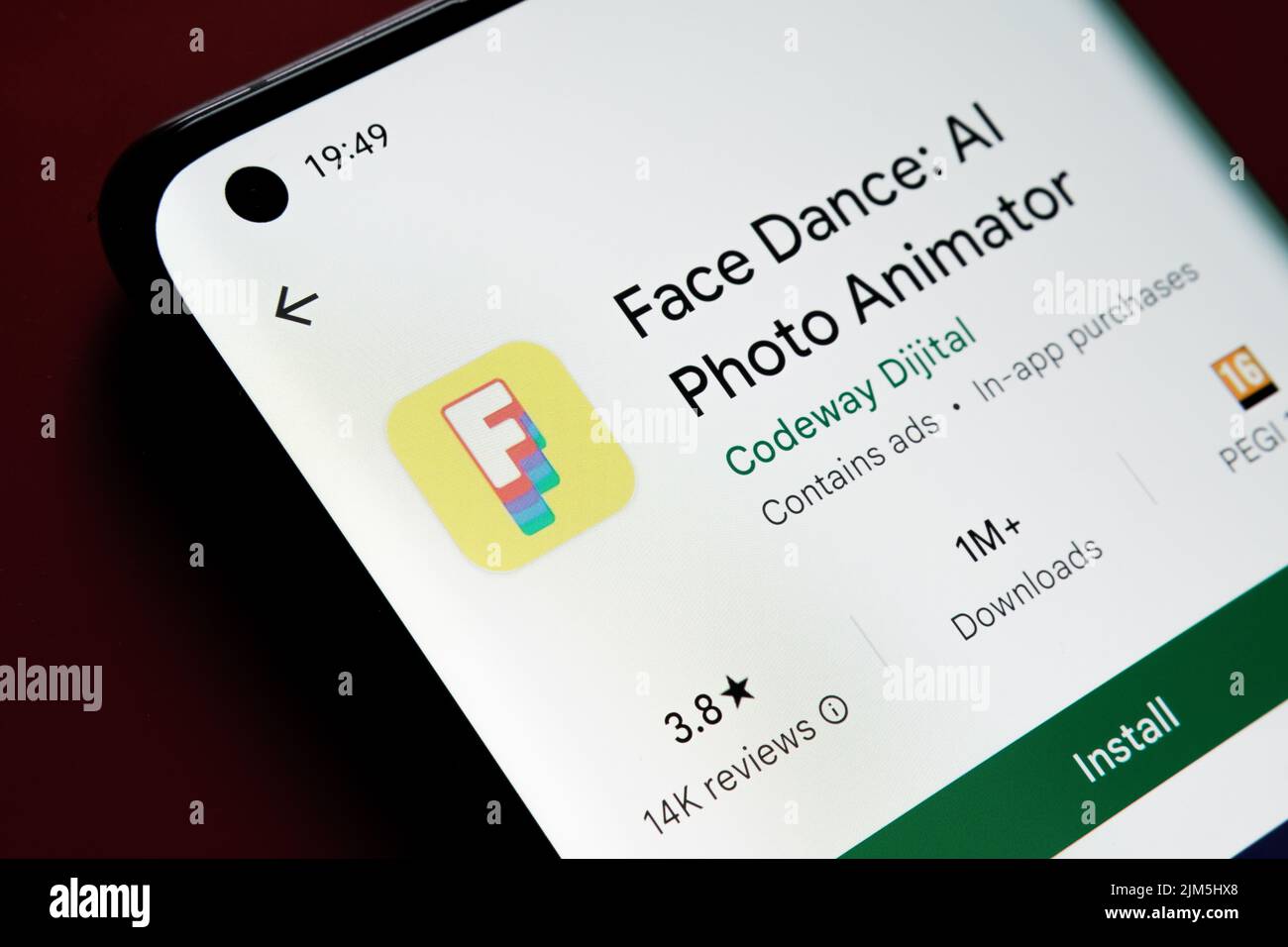 App Face Dance visualizzata in Google Play Store sullo schermo dello smartphone su sfondo rosso. Foto ravvicinata con messa a fuoco selettiva. Stafford, United King Foto Stock