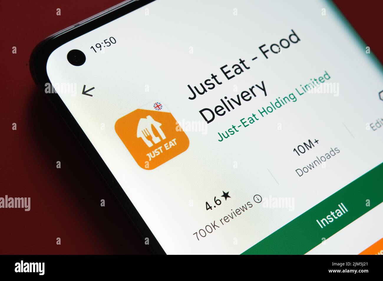 Basta mangiare app visto in Google Play Store sullo schermo dello smartphone su sfondo rosso. Foto ravvicinata con messa a fuoco selettiva. Stafford, Regno Unito Foto Stock