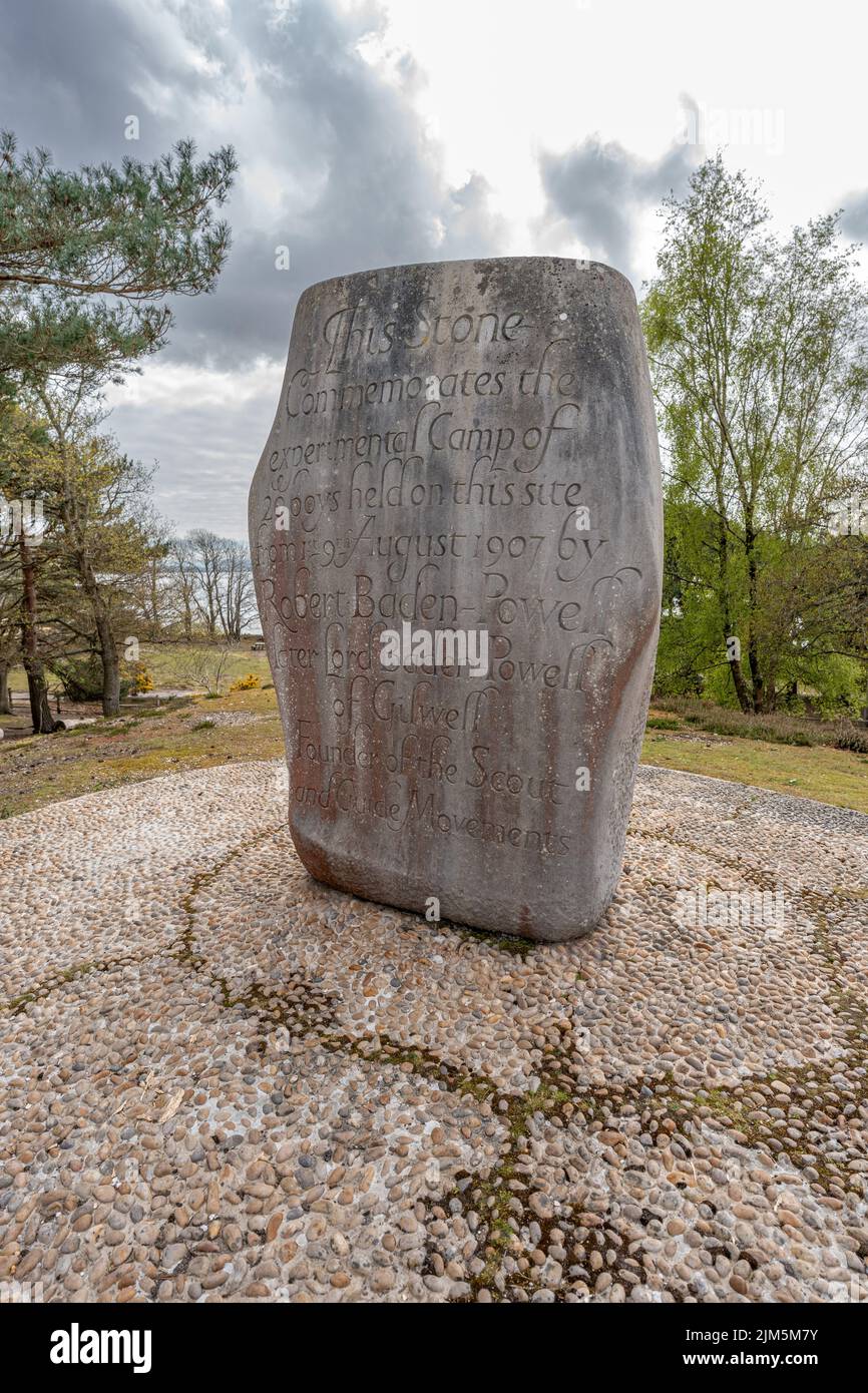 Poole, Dorset, Regno Unito - Aprile 14 2022: Pietra Scout commemorativa su Brownsea Island Foto Stock