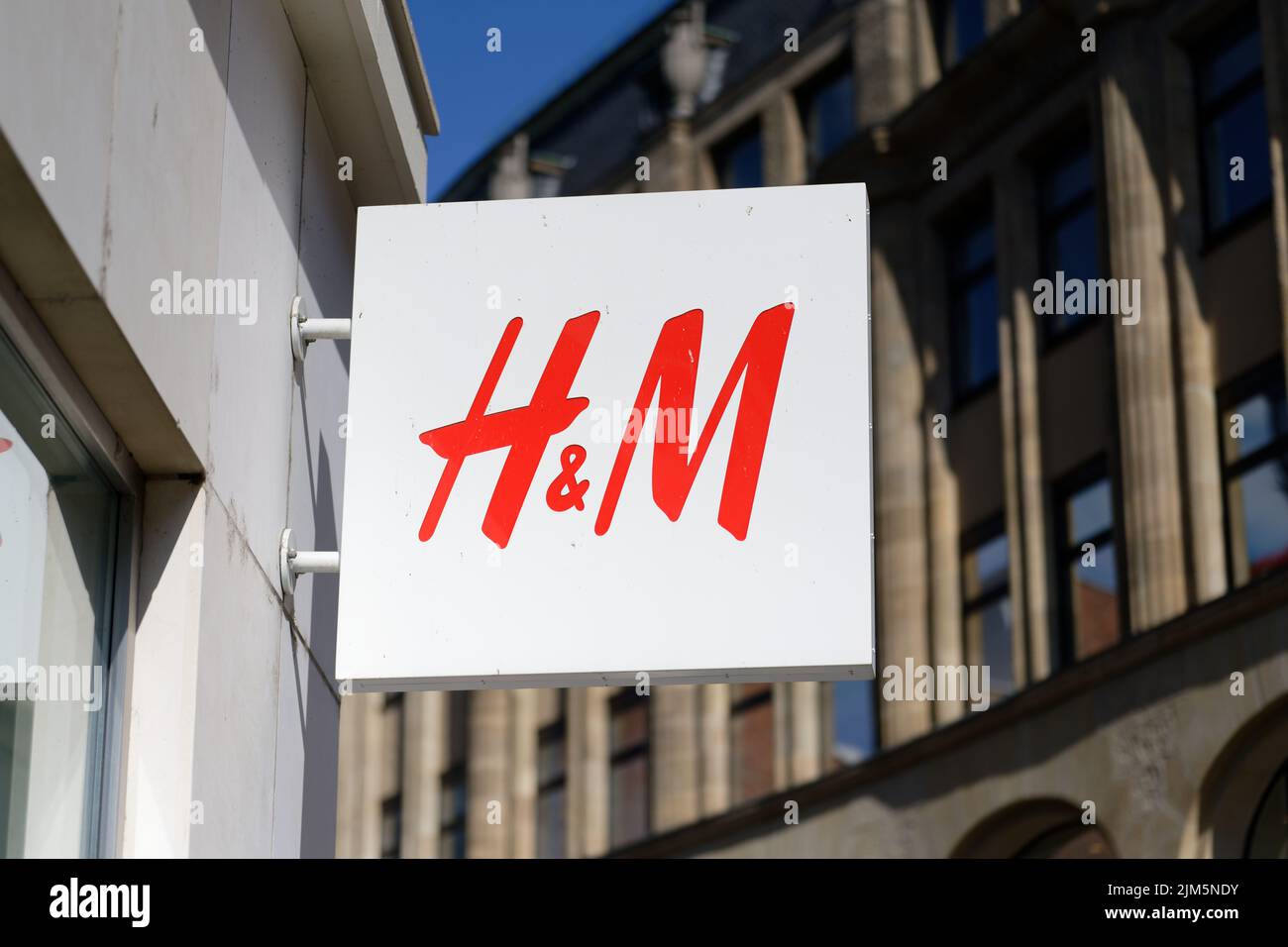 Colonia, Germania, 03 agosto 2022: Simbolo pubblicitario h&M sulla Schildergasse di colonia Foto Stock