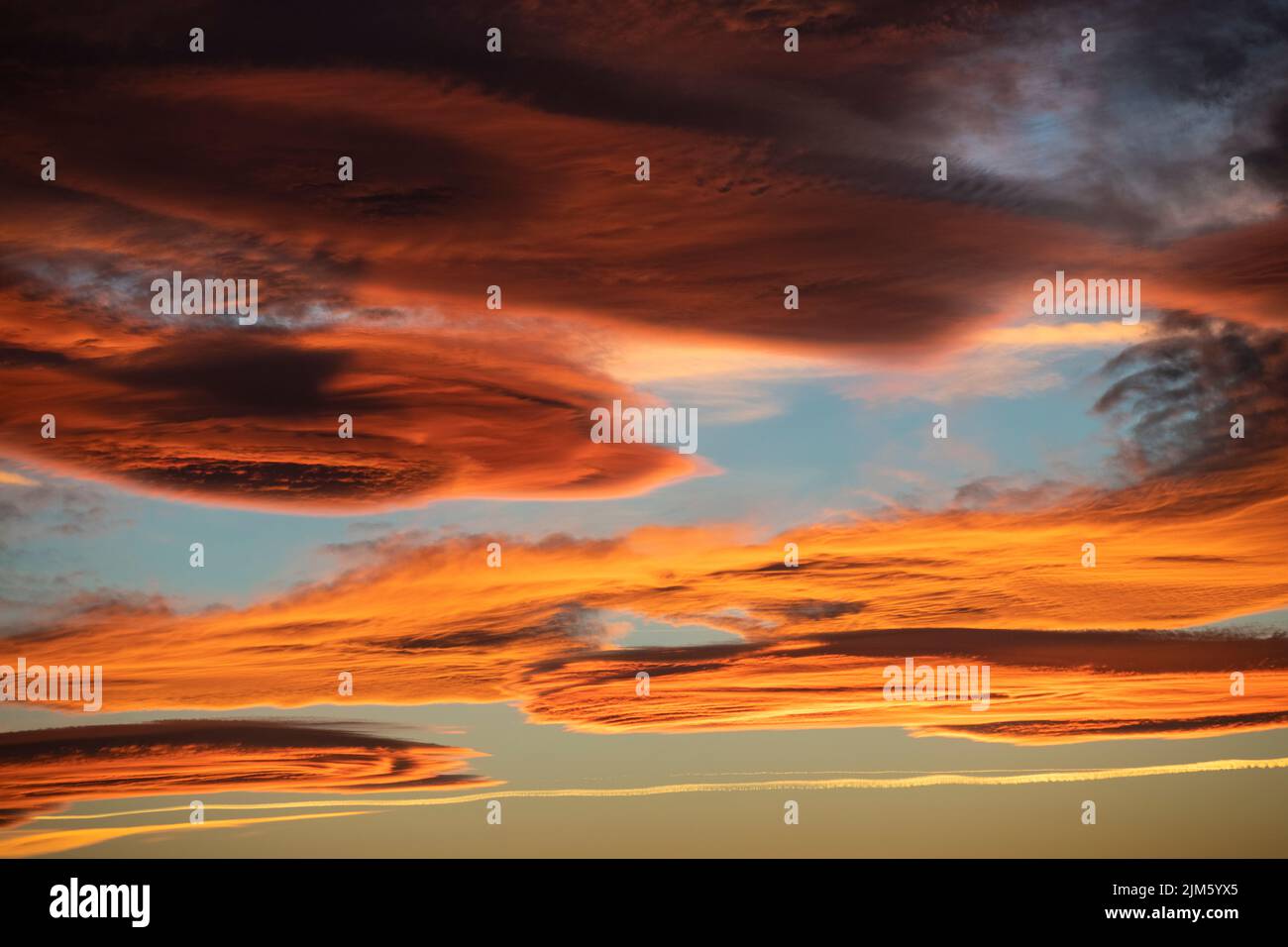 Tramonto sul fiume Great Morava, quartiere Pomoravlje, Serbia centrale Foto Stock