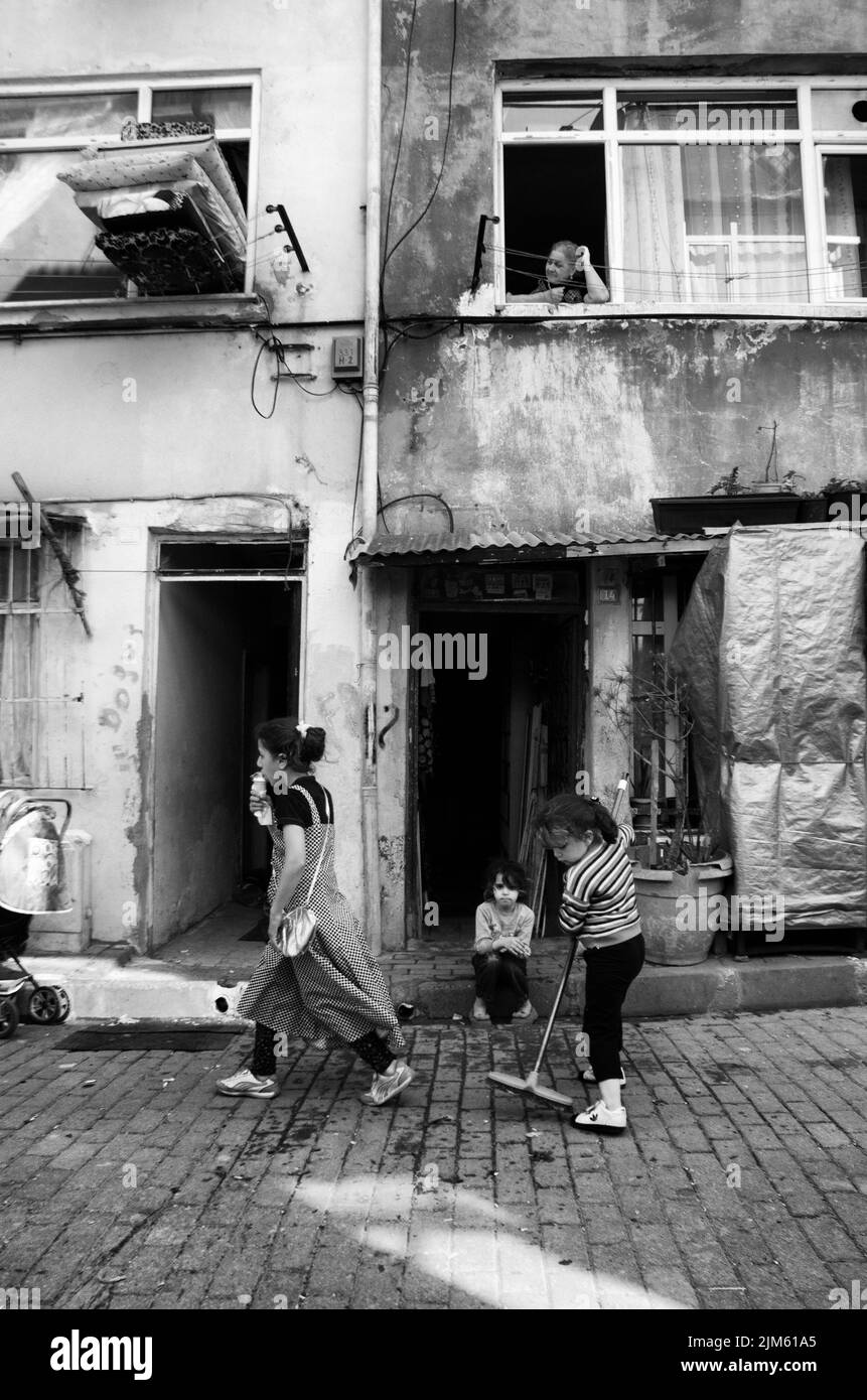 Una scala di grigi verticale di persone nelle strade di Istanbul, Turchia Foto Stock