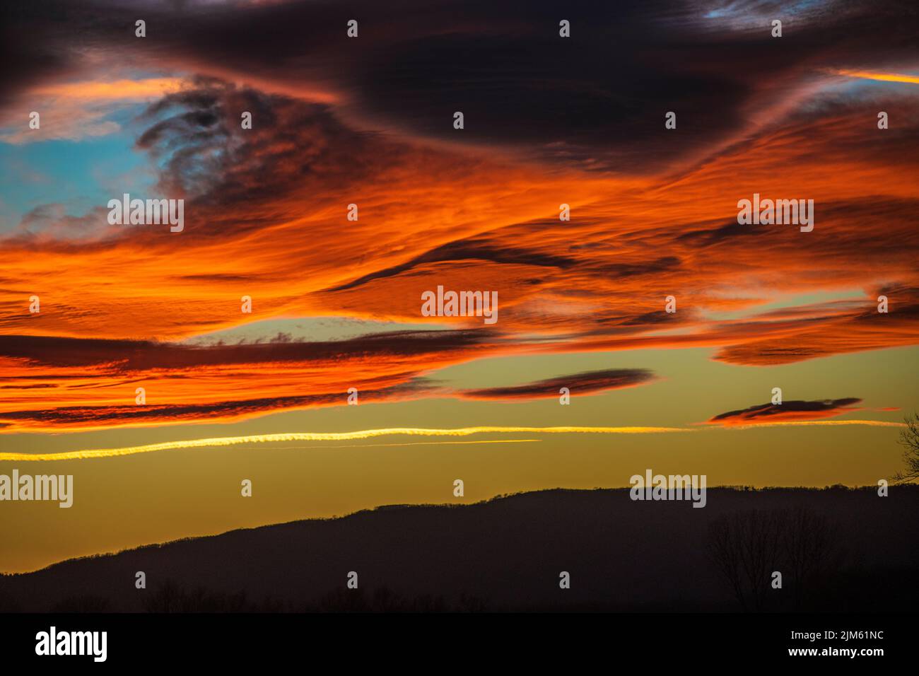 Tramonto sul fiume Great Morava, quartiere Pomoravlje, Serbia centrale Foto Stock