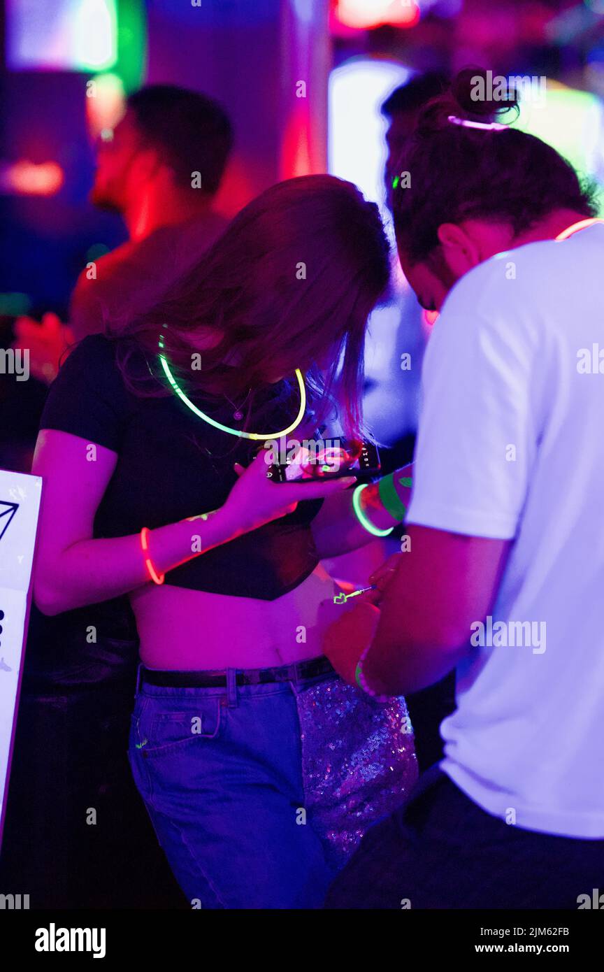 La gente si festeggiano in un night club a Kamplintfo, Germania Foto Stock