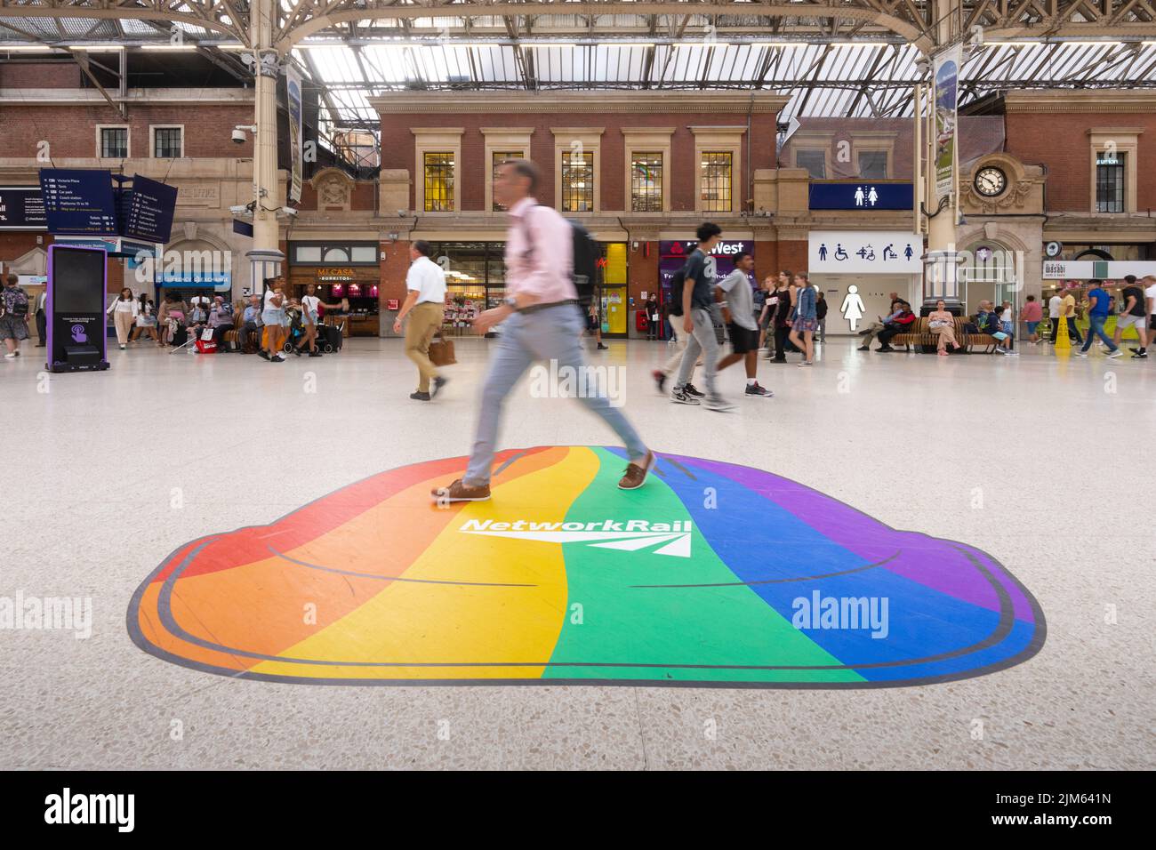 Festeggia Brighton Pride a Victoria, #VictoriaTogether, Victoria Station, Londra Foto Stock