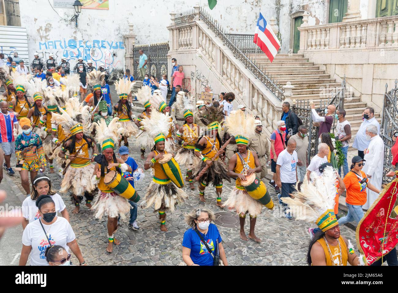 Salvador, Bahia, Brasile - 02 luglio 2022: Sfilata di gruppi di indigeni nella commemorazione civica dell'indipendenza di Bahia, a Pelourinho, Salvador, Foto Stock