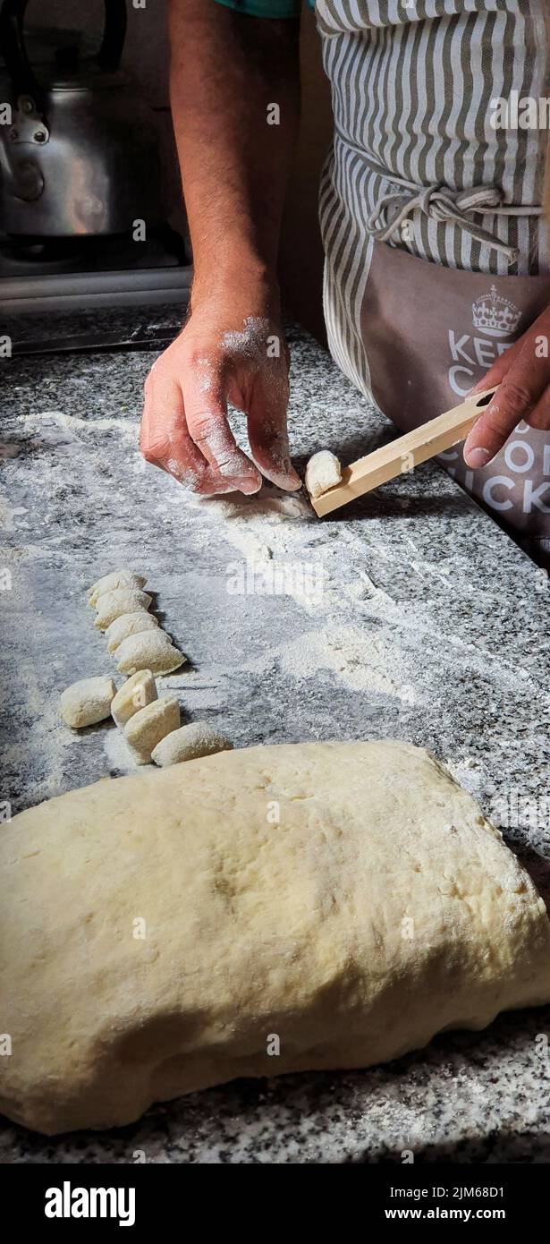 impastare a mano gnocchi di farina bianca Foto Stock