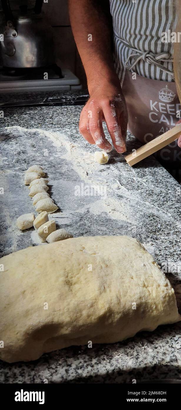 impastare a mano gnocchi di farina bianca Foto Stock