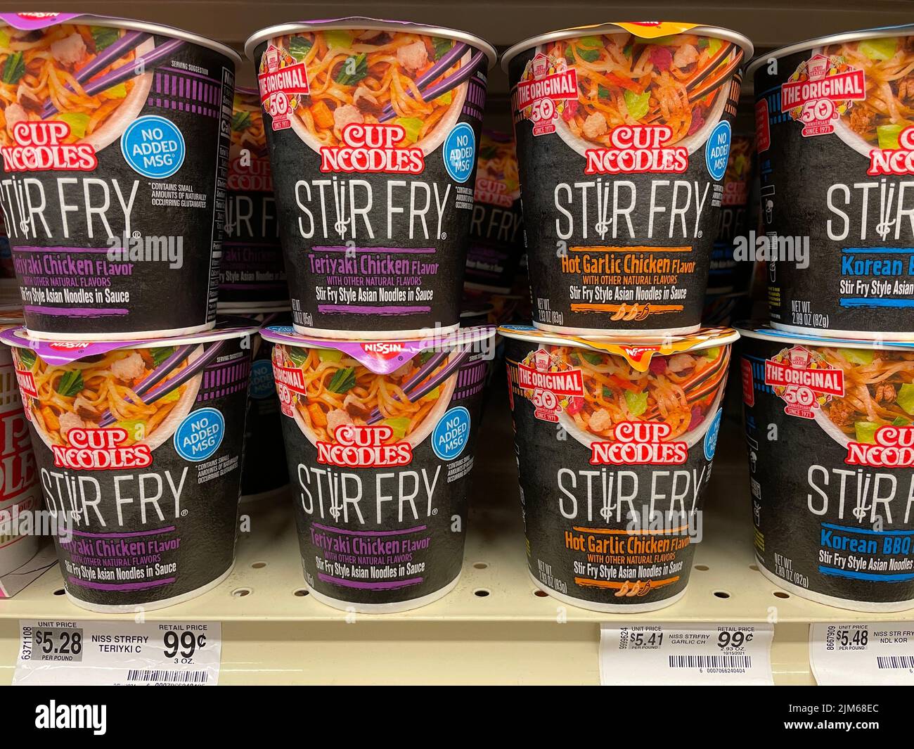 Augusta, GA USA - 12 20 21: Spolverare le tagliatelle della tazza e il tag di prezzo dello scaffale Foto Stock