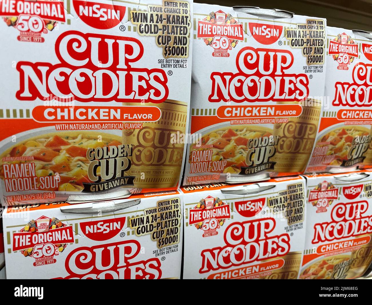 Augusta, GA USA - 12 20 21: Vista laterale del sapore di pollo Cup Noodles Foto Stock
