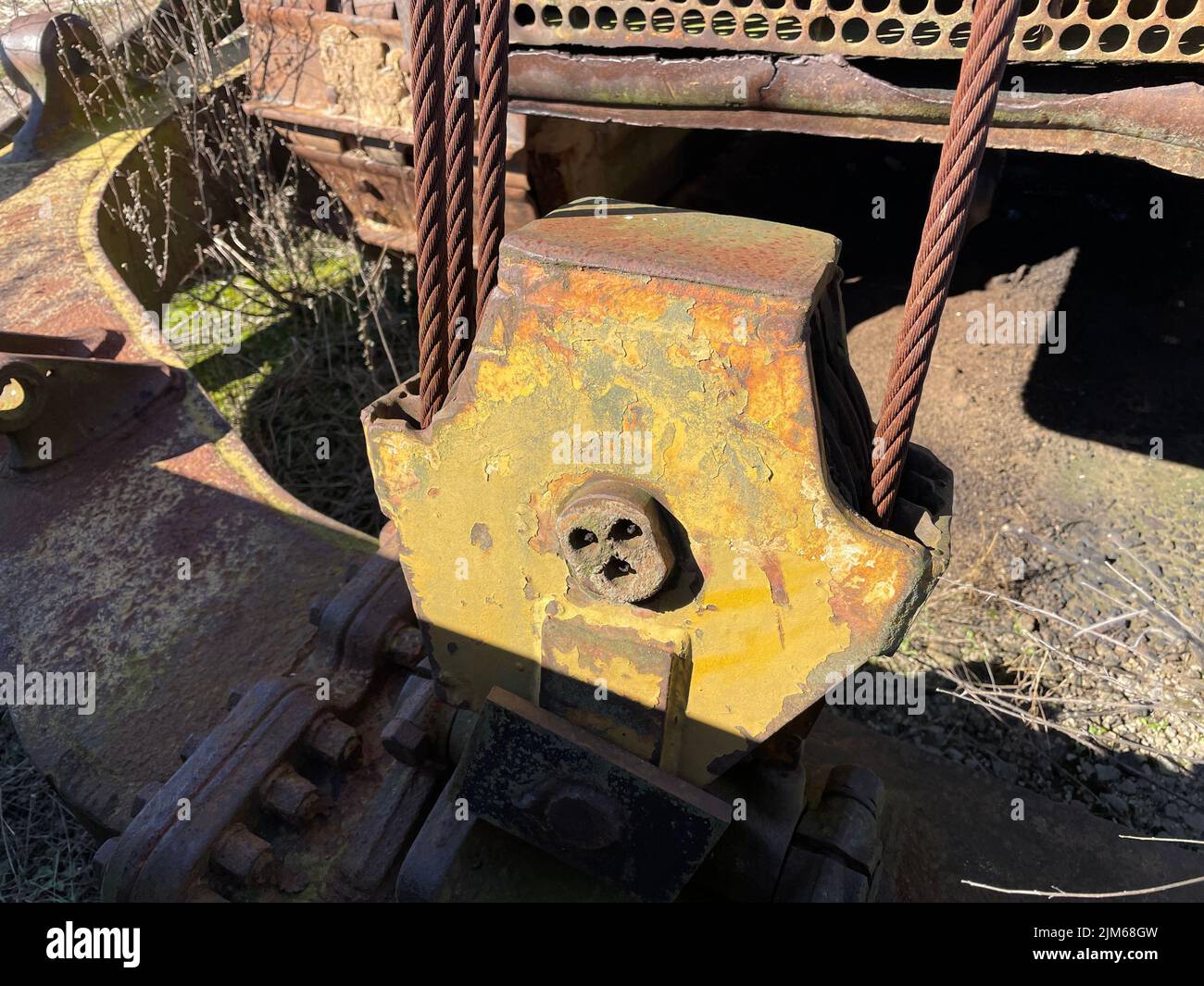 Burke County, GA USA - 02 10 22: Vecchi cavi e ingranaggi del trattore arrugginiti abbandonati Foto Stock