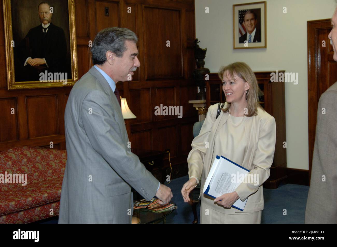 Ufficio del Segretario - Segretario Carlos Gutierrez con Ambasciatore degli Stati Uniti in Russia Des. William J. Burns Foto Stock