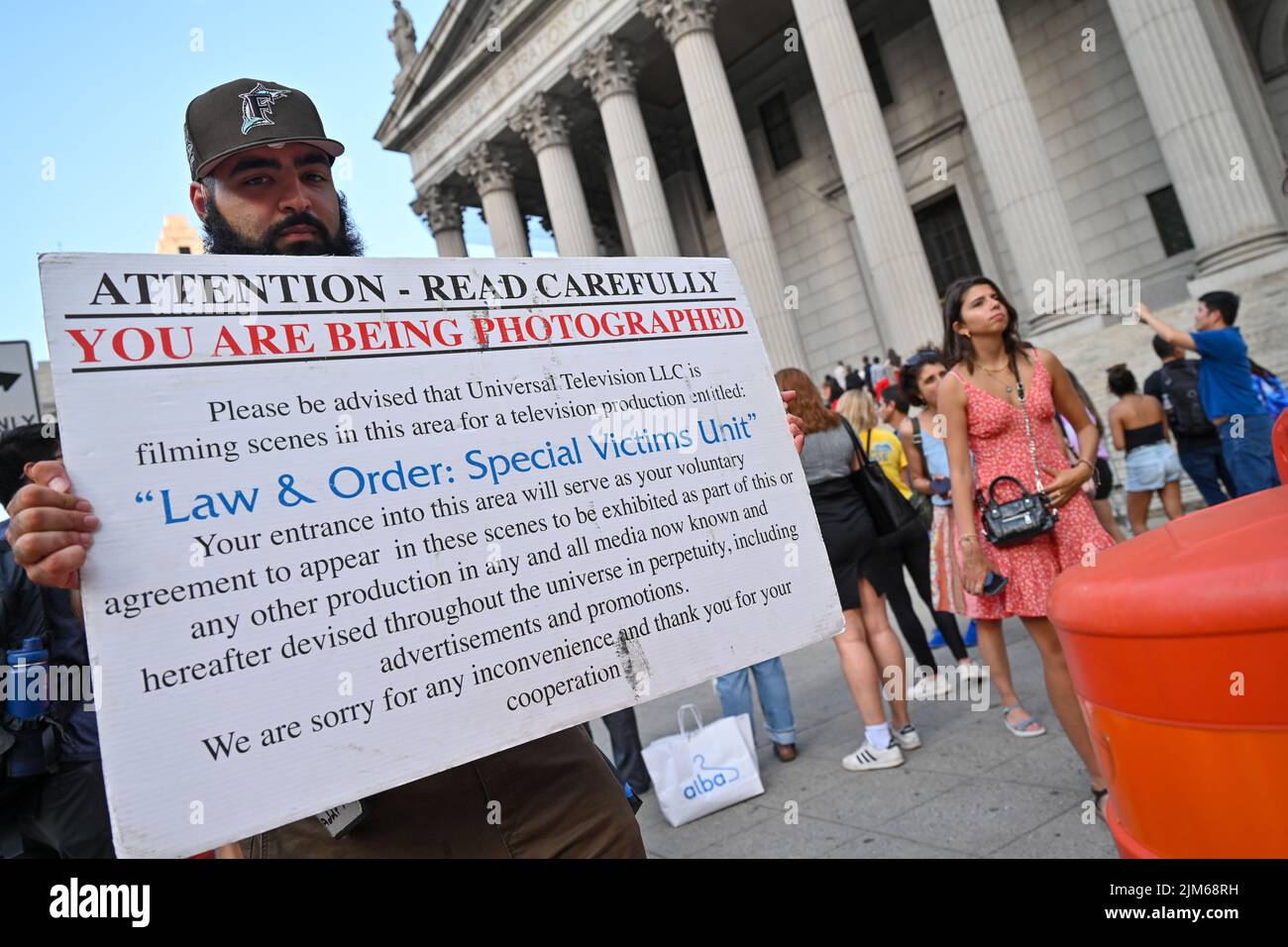 Un membro dell'equipaggio di produzione sul set di "legge e ordine: Unità delle vittime speciali" che ha girato fuori dal palazzo della Corte Suprema dello Stato di New York il 04 agosto 2 Foto Stock
