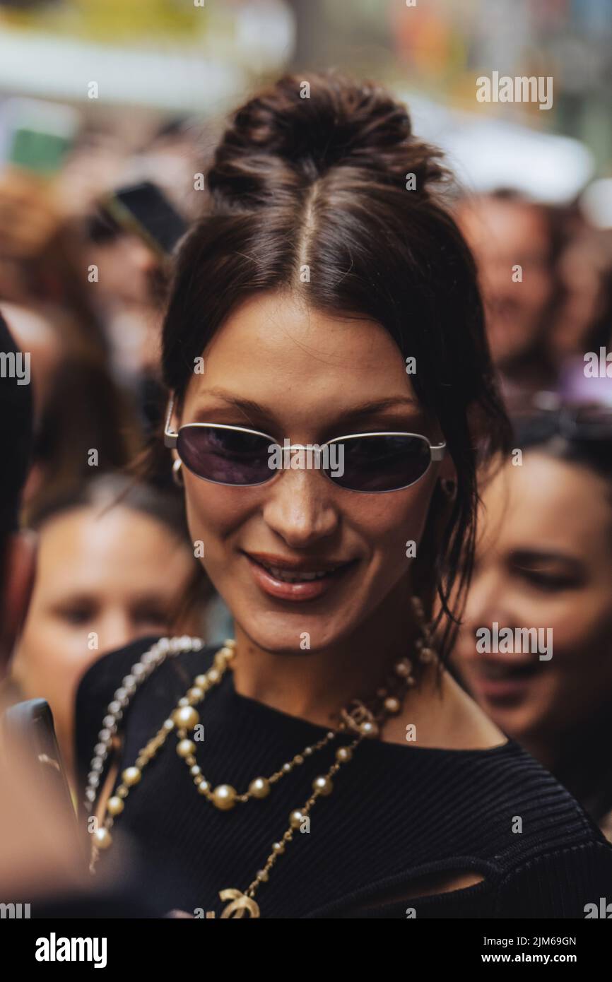 Avvistamenti di celebrità - New York City, Bella Hadid lasciando il Mercer Hotel NEW YORK, NEW YORK - 01 MAGGIO: Bella Hadid è visto a Tribeca il 01 maggio 2022 Foto Stock