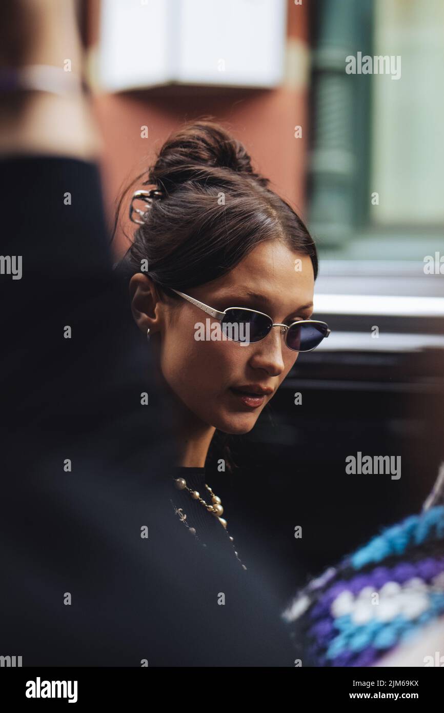 Avvistamenti di celebrità - New York City, Bella Hadid lasciando il Mercer Hotel NEW YORK, NEW YORK - 01 MAGGIO: Bella Hadid è visto a Tribeca il 01 maggio 2022 Foto Stock