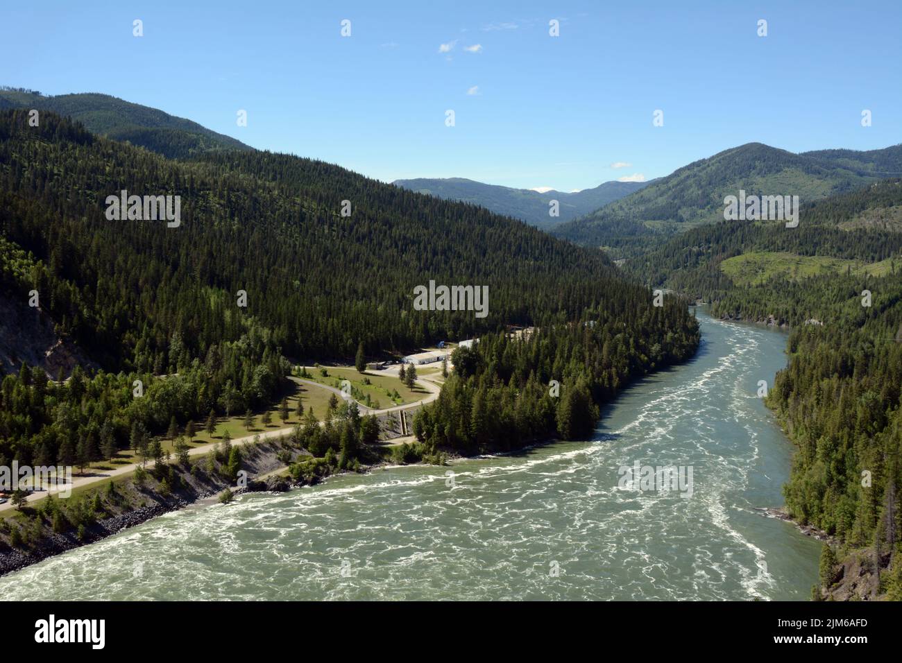 Il fiume Pend-Oreille, che scorre in Canada, dagli Stati Uniti, dopo aver attraversato la diga di Boundary, vicino a Metaline Falls, Washington state, USA. Foto Stock