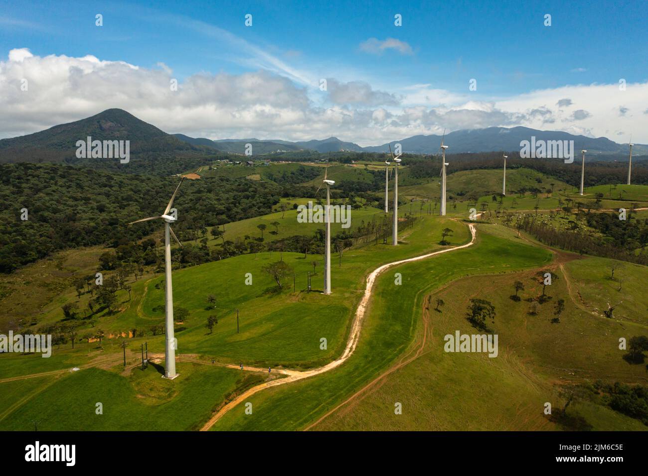 Wind Farm con turbine eoliche sulle verdi colline della campagna. Impianto eolico. Ambewela, Sri Lanka. Foto Stock
