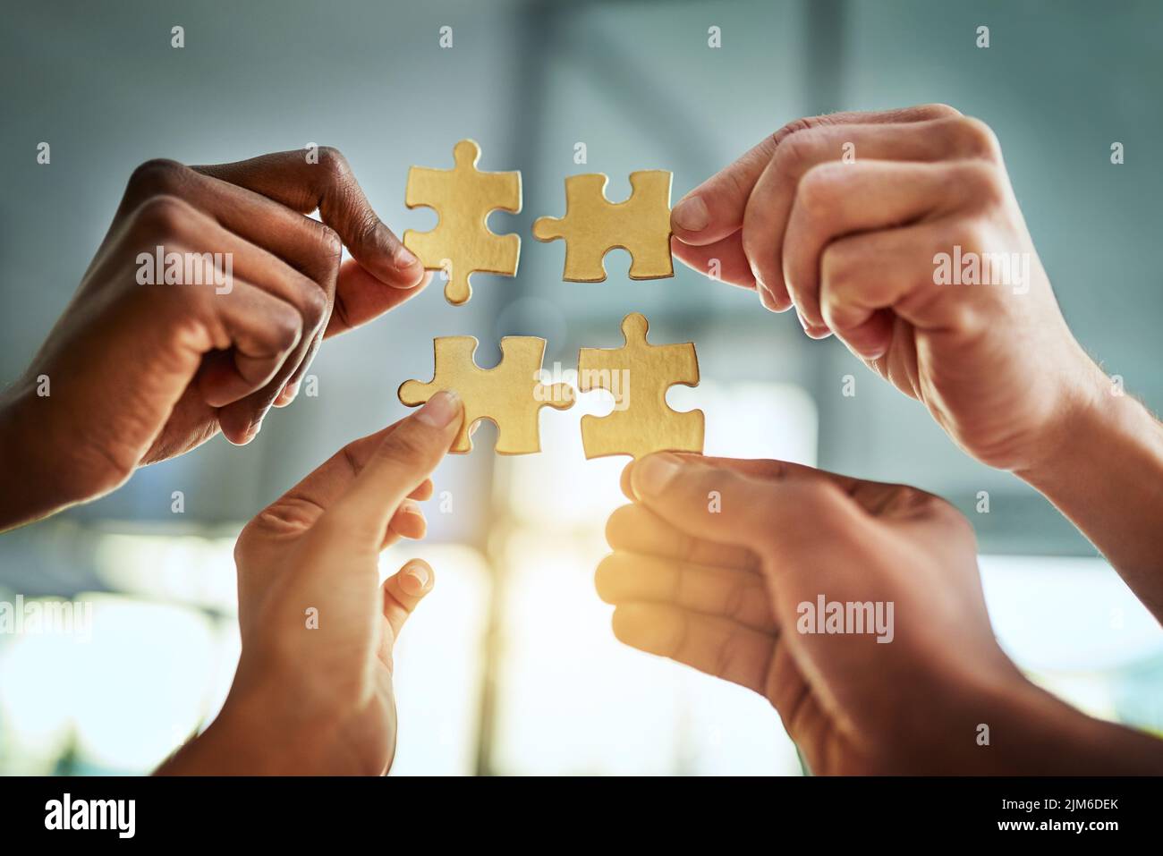 Lavoro di squadra, unità, collaborazione da parte di un gruppo di uomini d'affari che completano insieme un puzzle, innovazione e strategia. Primo piano di pianificazione delle mani, condivisione Foto Stock