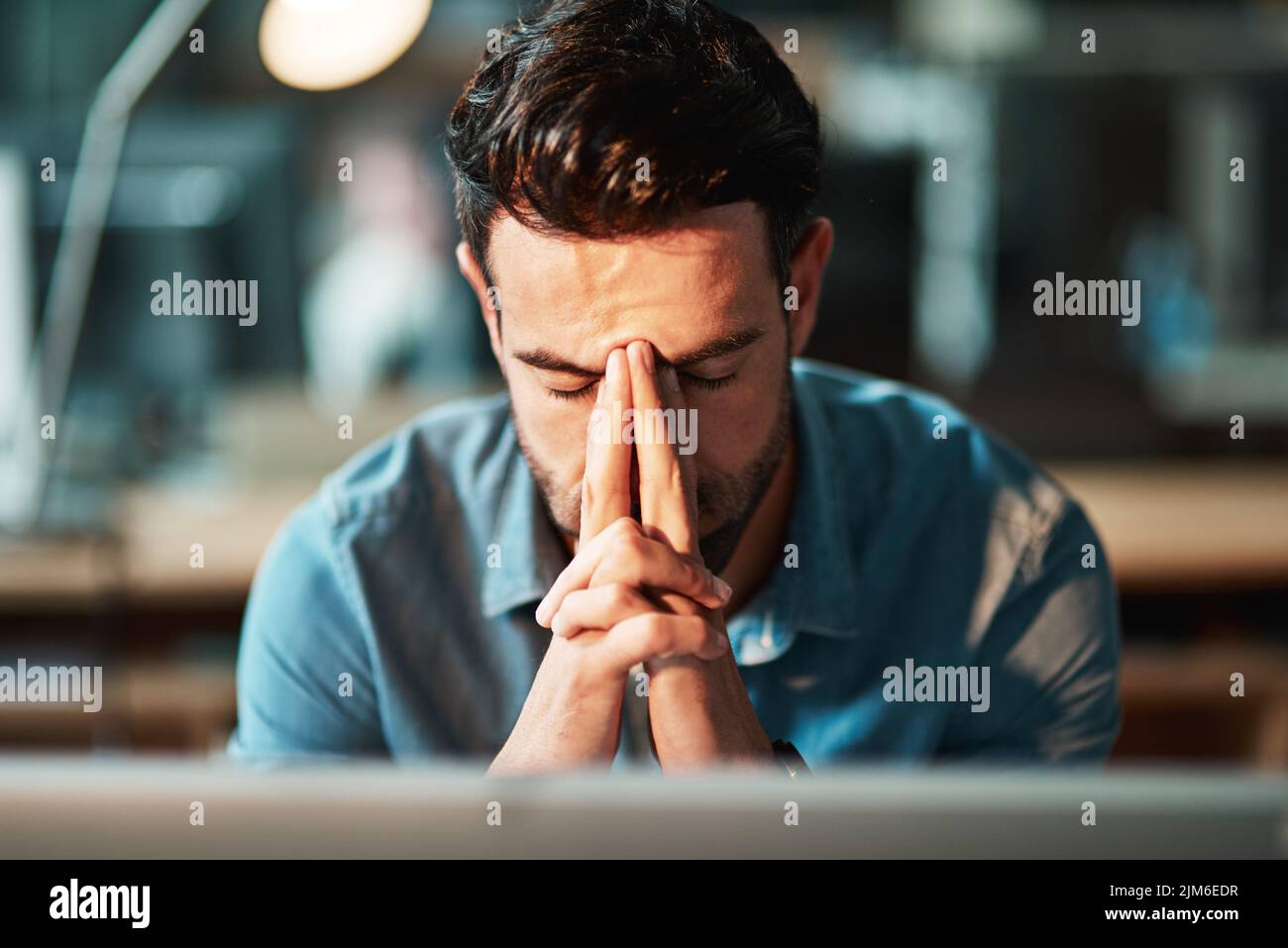 Uomo d'affari stressato, stanco e frustrato con mal di testa di notte da burnout o fare errore sul computer. Fallimento di un imprenditore creativo sovraccarichi di lavoro Foto Stock