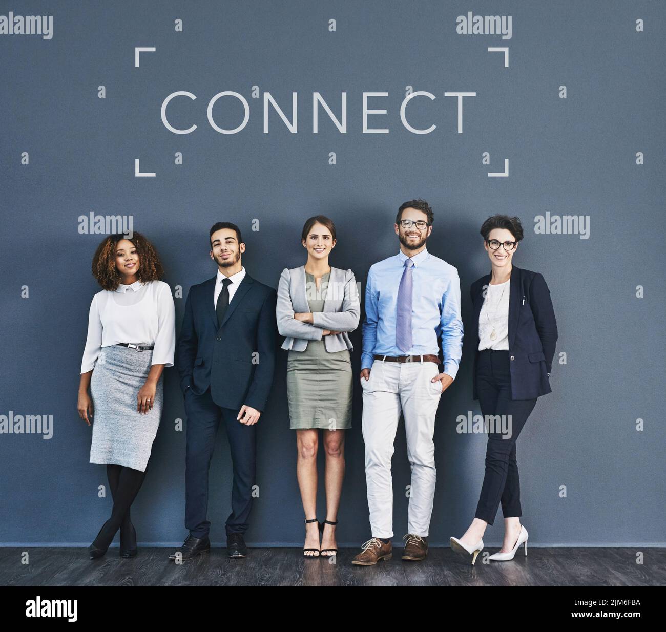 Il successo, il lavoro di squadra e la posizione della comunità unita dei lavoratori di affari che si levano in piedi insieme. Il moderno team di uffici globale è sicuro e connesso. Gruppo di Foto Stock