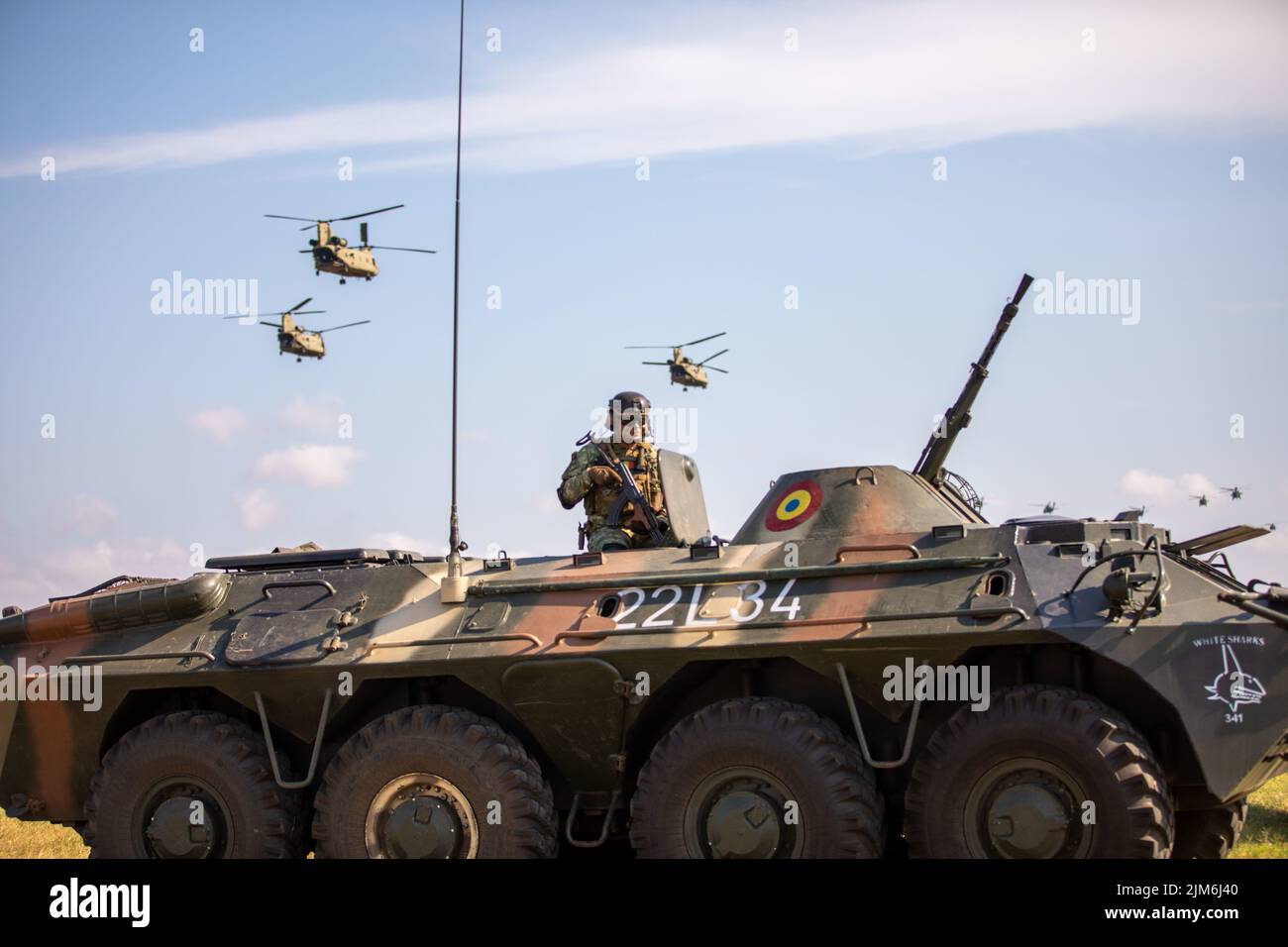 Un soldato rumeno partecipa alla dimostrazione aerea e terrestre USA-rumena come parte di una serie di eventi per la cerimonia di disimpegno della Divisione aerea 101st (Air Assault) alla base aerea di Mihail Kogălniceanu, Romania, 30 luglio 2022. La divisione Air Assault schierò sotto il comando del V corpo dell'Esercito degli Stati Uniti— Il forward's Forward schiered Corps in Europe, che lavora insieme alla Romania e ad altri alleati della NATO e partner regionali per la sicurezza per fornire forze pronte da combattimento, eseguire esercizi di formazione congiunti e multinazionali, e mantiene il comando e il controllo per tutte le unità a rotazione e assegnate in Europa Foto Stock