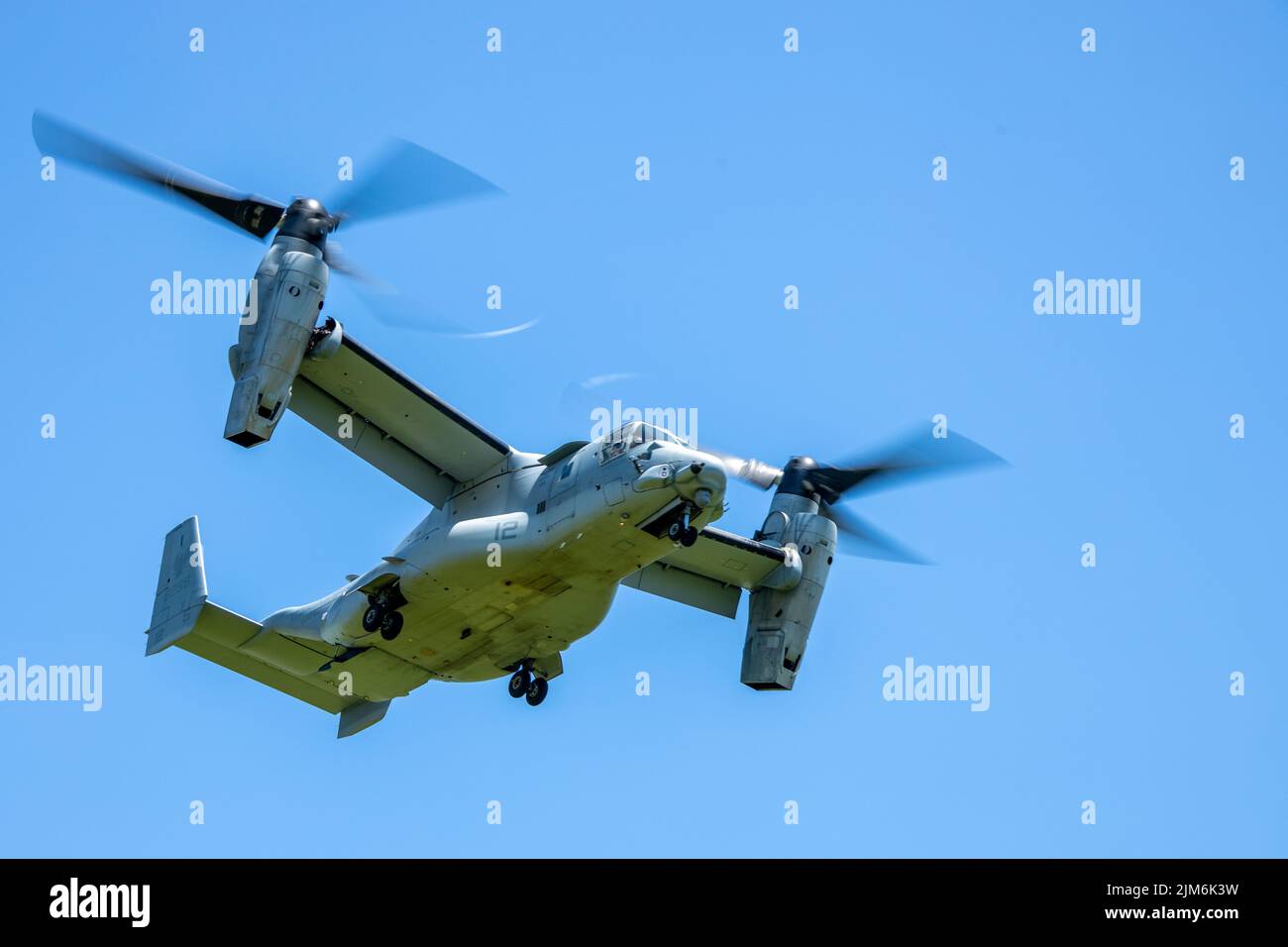 I Marines degli Stati Uniti con la II forza di spedizione marina decollano dalla zona di atterraggio in MV-22 Ospreys durante una dimostrazione di supporto di assalto per il corpo di addestramento dell'ufficiale di riserva navale (NROTC) Midshipmen durante il loro programma di addestramento di estate al campo di base del corpo di marina Lejeune, Carolina del Nord, 2 agosto 2022. NROTC Midshipman Summer Training sviluppa e allena Midshipmen per fornire alla flotta un funzionario competente e professionale incaricato del servizio navale. (STATI UNITI Foto del corpo marino di Lance CPL. Rafael Brambila-Pelayo) Foto Stock