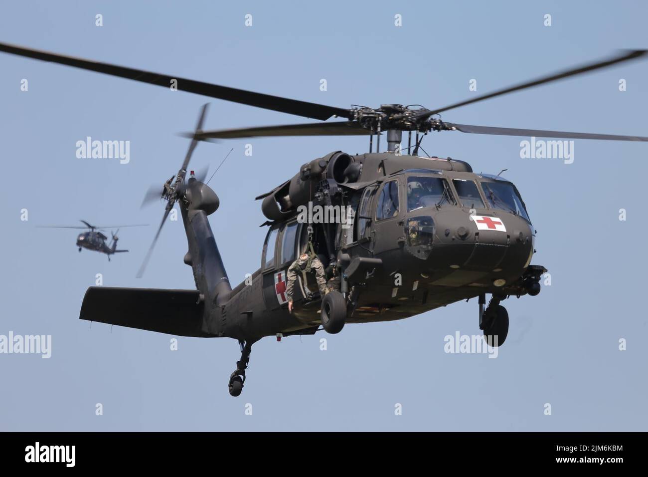 Soldati statunitensi con il treno Expeditionary Combat Aviation Brigade del 28th con un paranco su un elicottero UH-60 Black Hawk come parte di un intervento di emergenza e di un'esercitazione salvavita presso l'aeroporto Muir Army Airfield. (STATI UNITI Foto dell'esercito dello staff Sgt. Eric Smith) Foto Stock