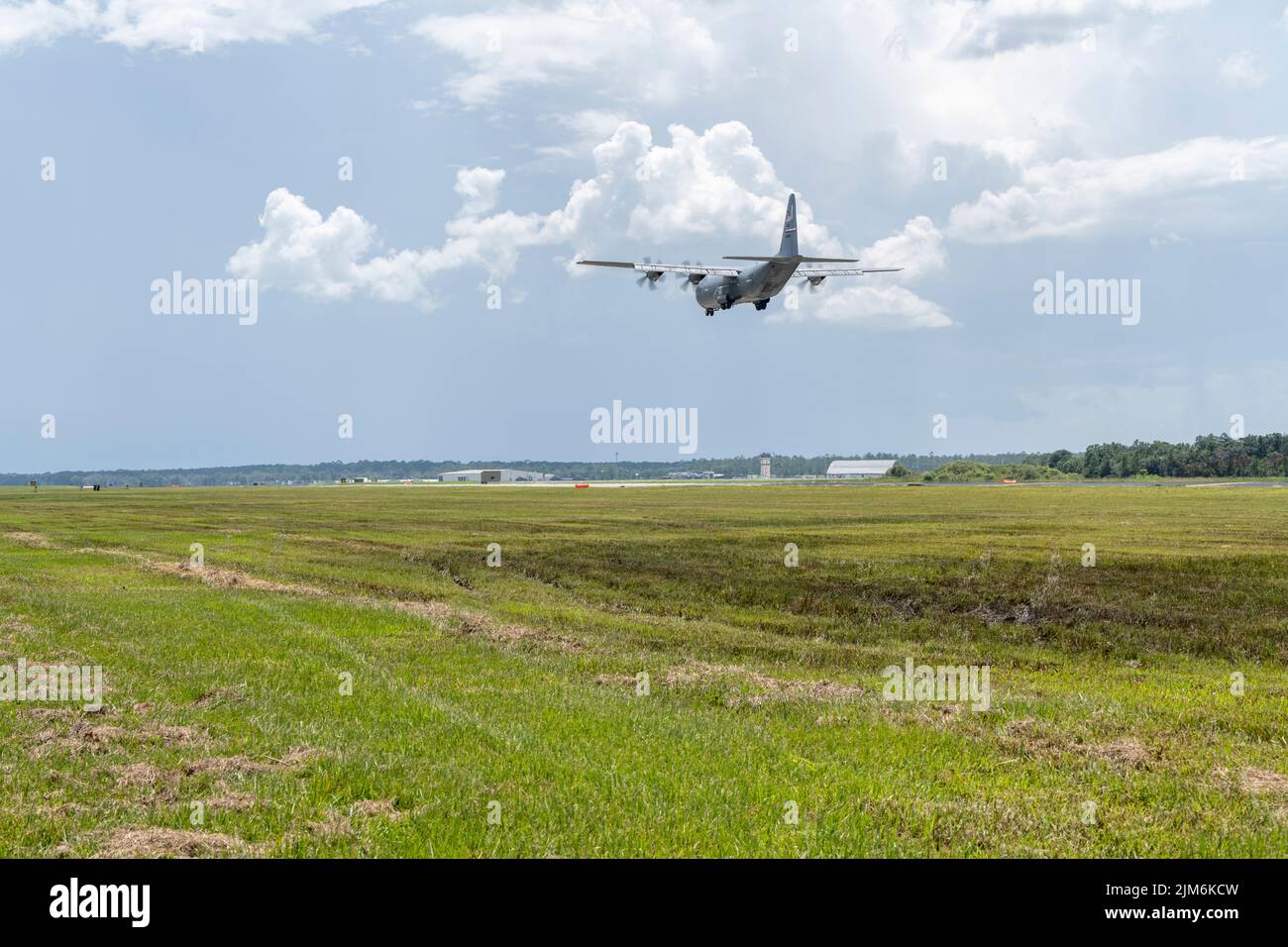 Una US Air Force C-130J Super Hercules atterra a Avon Park, Florida durante l'esercizio Agile Flag 22-2, 24 luglio 2022. Agile Flag 22-2 è il primo evento di certificazione di Air Combat Command progettato per dimostrare la capacità di 23rd Wing di generare potenza aerea di combattimento continuando a muoversi, manovrare e sostenere gli elementi di forza di Wing e subordinati in un ambiente dinamico e conteso. (STATI UNITI Air Force foto di Airman 1st Classe Deanna Muir) Foto Stock