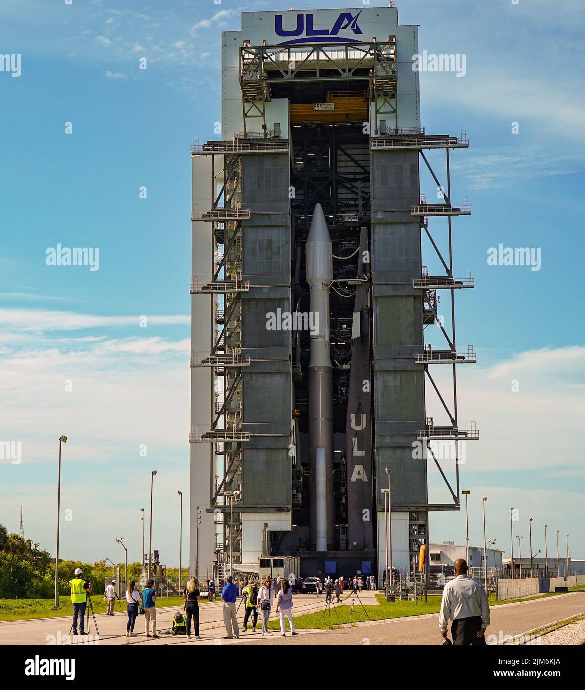 Il razzo Atlas V 421, esce dal VIF (Vehicle Integration Facility), mantenendo il sesto e ultimo satellite Space Based Infrared System Geosynchronous Earth Orbit (SBIRS GEO 6) per il SSC (Space Force's Space Systems Command), a Cape Canaveral, Fl., il 2 agosto, 2022 [foto della forza spaziale statunitense di Walter Talens] Foto Stock