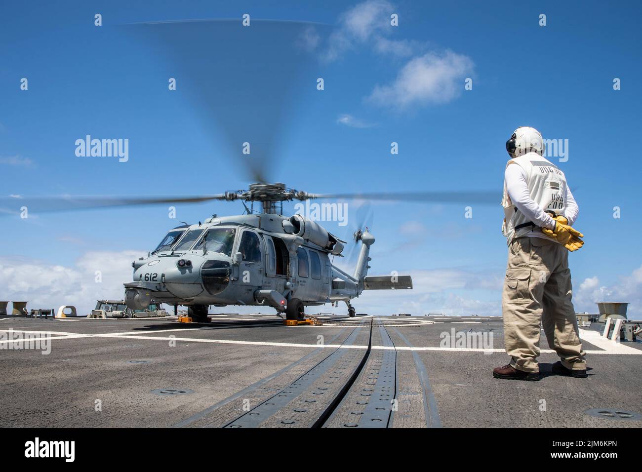 OCEANO PACIFICO (14 luglio 2022) – James Sarkor, il capo del Boatswain, è in piedi come ufficiale di sicurezza del ponte di volo, mentre un elicottero MH-60s Sea Hawk gira sul ponte di volo del cacciatorpediniere missilistico guidato di classe Arleigh Burke USS William P. Lawrence (DDG 110). William P. Lawrence sta conducendo operazioni di routine nella flotta USA 3rd. Parte integrante della U.S. Pacific Fleet, la U.S. 3rd Fleet guida le forze navali nell'Indo-Pacific e fornisce la formazione realistica e pertinente necessaria per svolgere il ruolo della nostra Marina in tutta la gamma di operazioni militari, dalle operazioni di combattimento Foto Stock