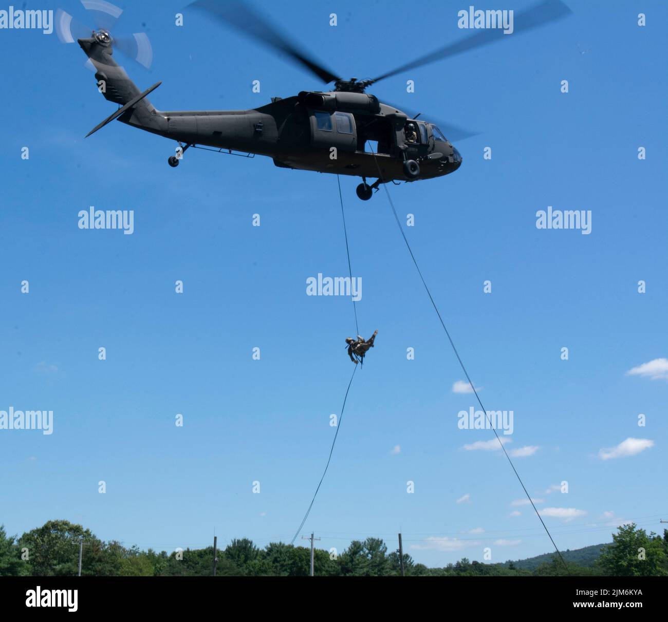 A Soldier from the Headquarters and Headquarters Company, 1st Battaglione, 110th reggimento fanteria, 2nd squadra di combattimento di brigata di fanteria, rapel da un falco nero UH-60 durante l'addestramento del rappello a Fort Indiantown Gap, Pa., il 3 agosto 2022. I soldati del 1-110th hanno lavorato con i piloti e gli equipaggi del 28th Expeditionary Combat Aviation Brigade per rapel dal falco nero (foto dell'esercito degli Stati Uniti di Sgt. 1st Classe Matthew Keeler) Foto Stock
