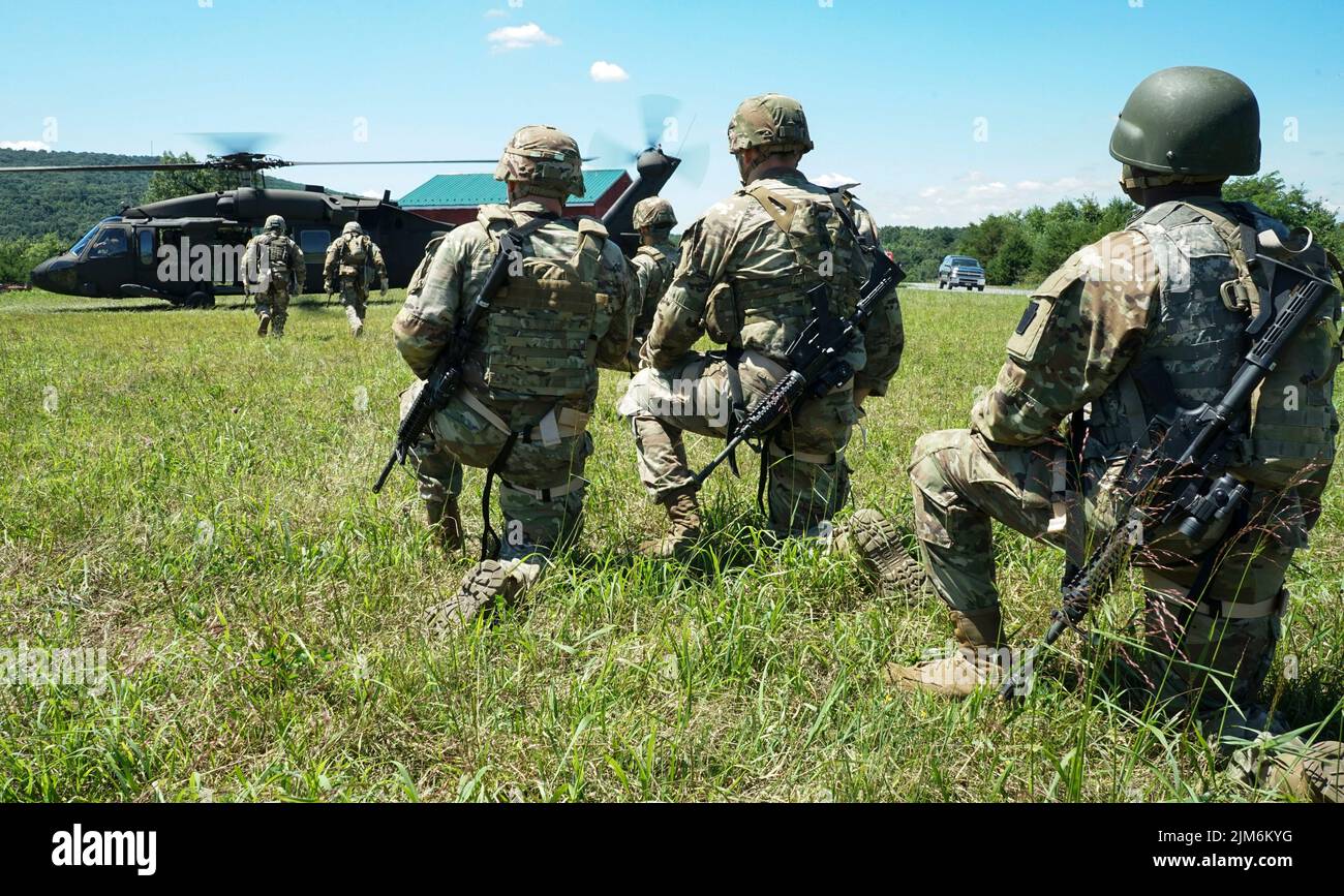 I soldati della Headquarters and Headquarters Company, 1st Battaglione, 110th reggimento fanteria, 2nd squadra di combattimento di Brigata di fanteria, si spostano a bordo di un falco nero UH-60 durante l'addestramento del rappello a Fort Indiantown Gap, Pa., il 3 agosto 2022. I soldati del 1-110th hanno lavorato con i piloti e gli equipaggi del 28th Expeditionary Combat Aviation Brigade per rapel dal falco nero (foto dell'esercito degli Stati Uniti di Sgt. 1st Classe Matthew Keeler) Foto Stock