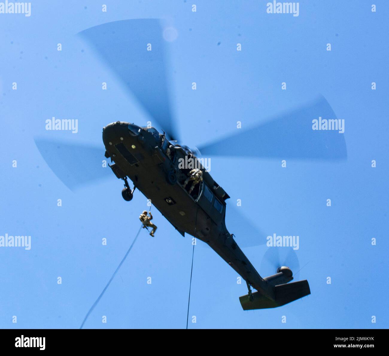 I soldati della Brigata aerea di combattimento di Expeditionary 28th tengono il falco nero UH-60 fisso come soldati dalla sede e dalla sede centrale Company, 1st Battaglione, 110th reggimento di fanteria, 2nd squadra di combattimento di Brigata di fanteria, rapel giù durante l'addestramento a Fort Indiantown Gap, Pa., il 3 agosto 2022. L'addestramento del rappel era pratica e preparazione affinchè i soldati rapel dal falco nero su un edificio (la foto dell'esercito degli Stati Uniti da Sgt. 1st Classe Matthew Keeler) Foto Stock