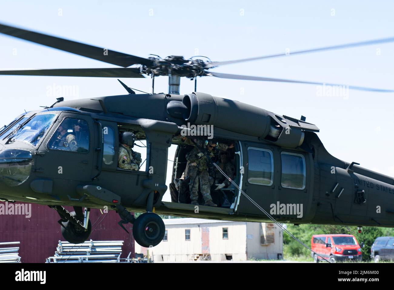 Il maestro del rapel con la sede centrale e la sede centrale della compagnia, 1st Battaglione, 110th reggimento fanteria, 2nd squadra di combattimento di brigata fanteria, dirige i soldati sotto il falco nero UH-60 durante l'addestramento del rappello a Fort Indiantown Gap, Pa., il 3 agosto 2022. I soldati del 1-110th hanno lavorato con i piloti e gli equipaggi del 28th Expeditionary Combat Aviation Brigade per rapel dal falco nero (foto dell'esercito degli Stati Uniti di Sgt. 1st Classe Matthew Keeler) Foto Stock