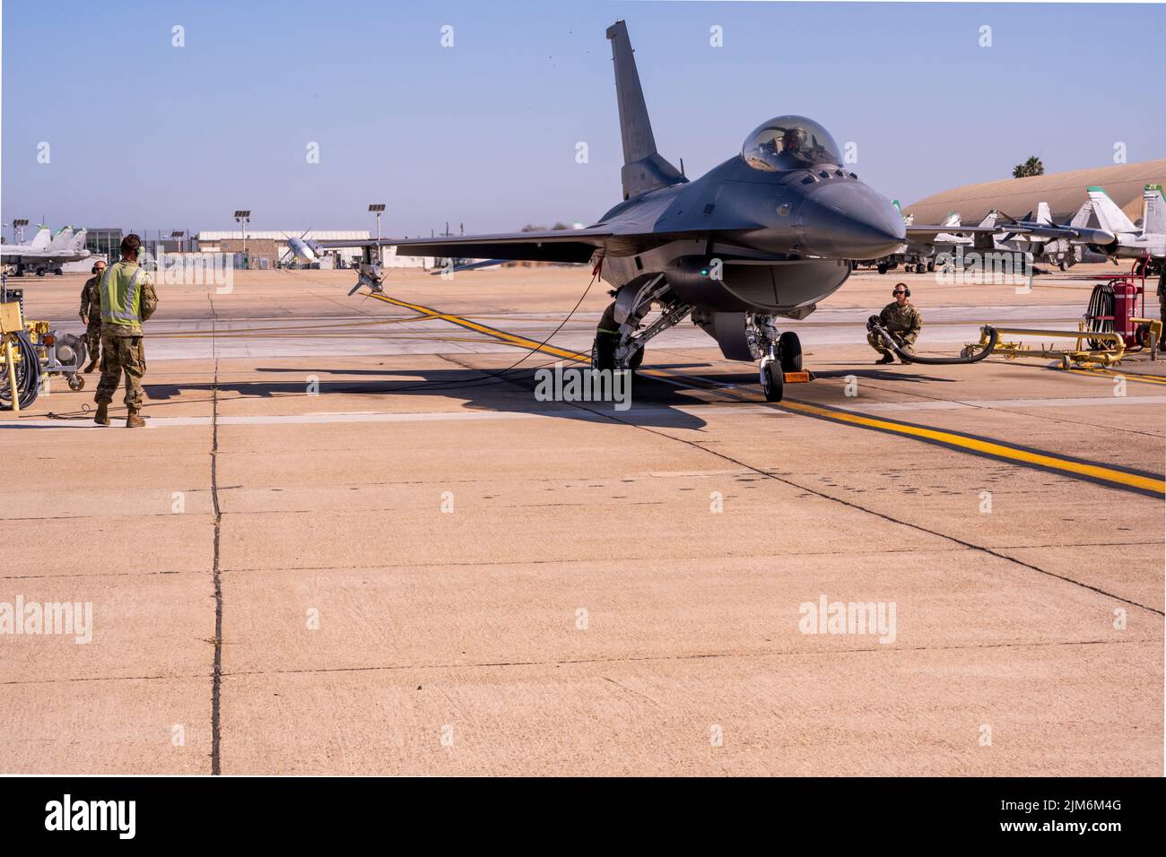Il personale dell'aeronautica degli Stati Uniti dal 140th Logistics Readiness Squadron petrolio, olio e lubrificanti, 140th Wing, Colorado Air National Guard, recupera un F-16 Fighting Falcon dopo le manovre aeree alla Miramar Marine Corp Air Station, San Diego, California, 2 agosto 2022. La 140th Wing sta eseguendo esercizi di addestramento per le manovre aeree con i combattenti F-18, dislocati presso la Miramar Marine Corp Air Station, per migliorare le capacità di preparazione al tempo di guerra utilizzando gli scenari di combattimento più recenti. (STATI UNITI Air National Guard foto di Master Sgt. Amanda Geiger) Foto Stock