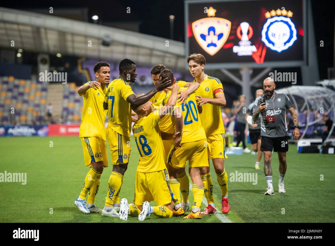 Maribor, Slovenia. 04th ago 2022. Bojan Radulovic (No.18) di HJK Helsinki celebra un gol con i suoi compagni di squadra durante la terza fase di qualificazione della UEFA Europa League, prima tappa allo Stadion Ljudski vrt di Maribor.Punteggio finale: NK Maribor 0:2 HJK Helsinki Credit: SOPA Images Limited/Alamy Live News Foto Stock