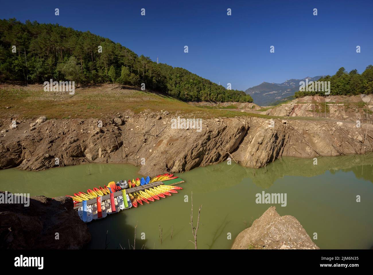 Riserva la Baells nel sito Molí del Cavaller con poca acqua a causa della siccità nell'estate del 2022 (Berguedà, Barcellona, Catalogna, Spagna) Foto Stock