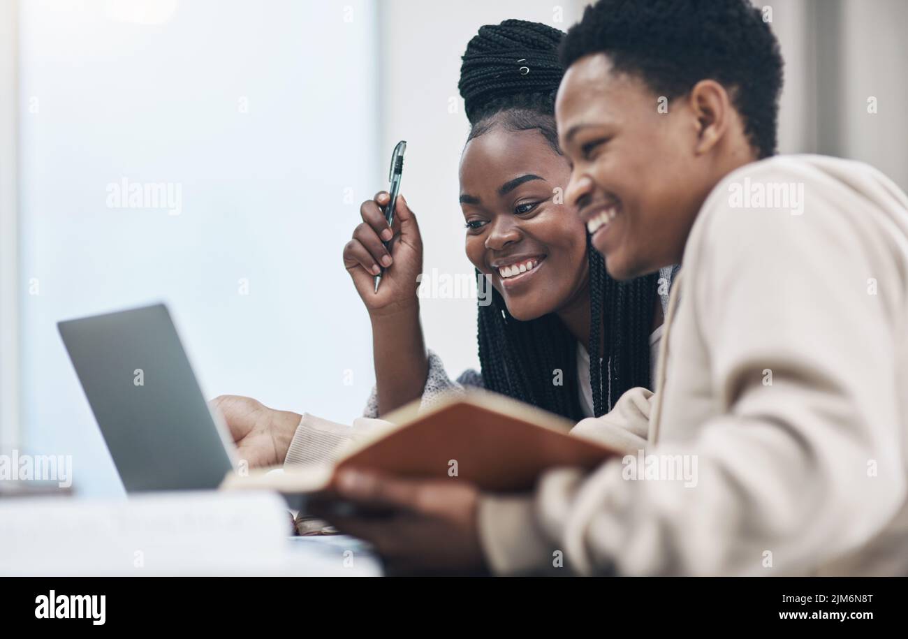 L'apprendimento non si ferma durante il blocco. Una giovane coppia felice che lavora da casa. Foto Stock