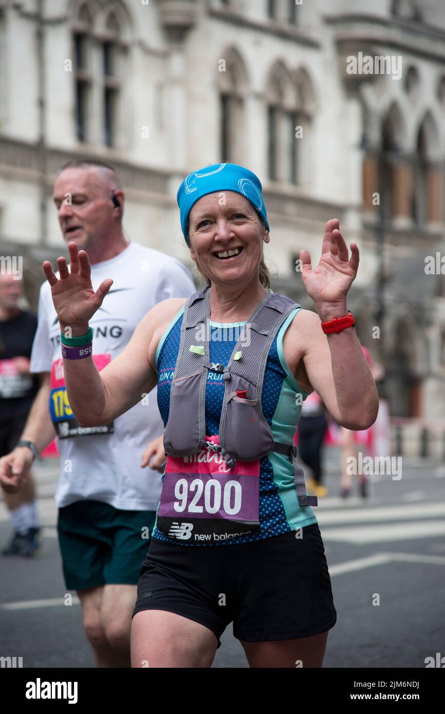 Un colpo verticale di una runner femminile che le agita le mani durante Vitality London 10000 Foto Stock