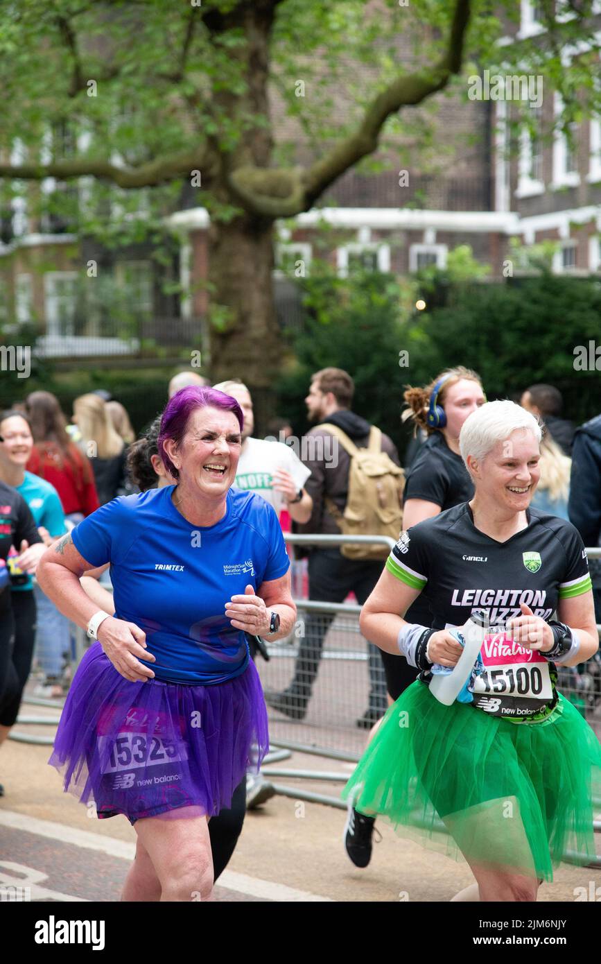 Un colpo verticale di donne corridori in tutus durante Vitality London 10000. Correre per beneficenza a Londra, Regno Unito Foto Stock