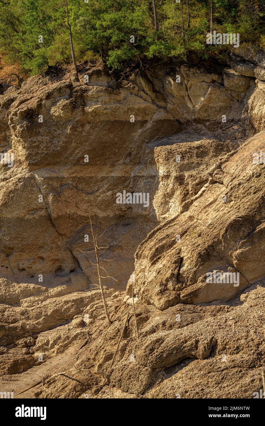 Riserva la Baells nel sito Molí del Cavaller con poca acqua a causa della siccità nell'estate del 2022 (Berguedà, Barcellona, Catalogna, Spagna) Foto Stock